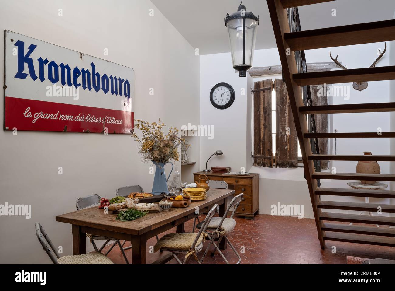 Scale a gradini aperti con insegna vintage e pavimento in tinta originale nella sala da pranzo Cotignac, Var, Francia. Foto Stock