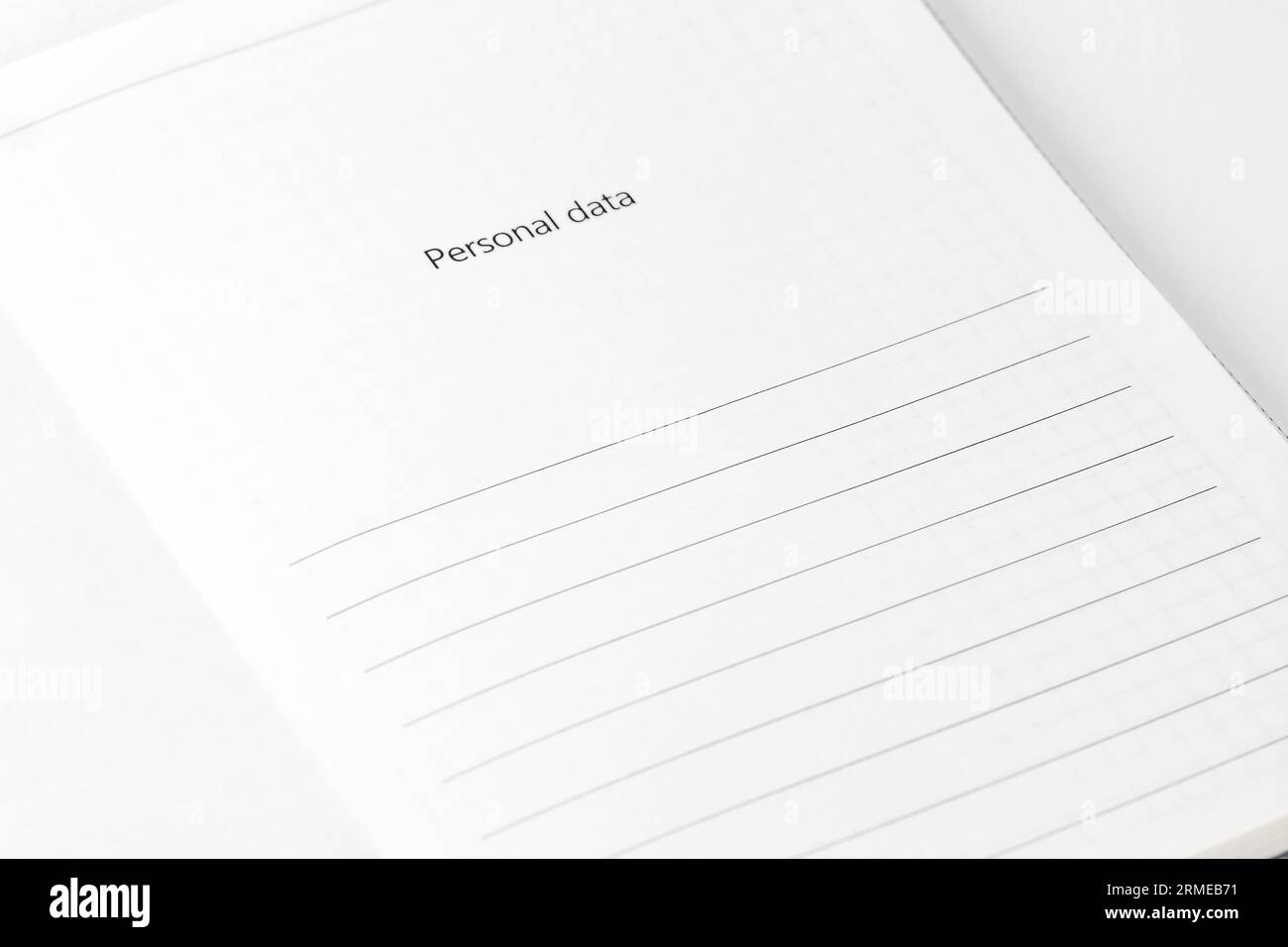 Blocco appunti aperto nella pagina dei dati personali. Modulo di compilazione del cliente. Primo piano. Messa a fuoco selettiva Foto Stock