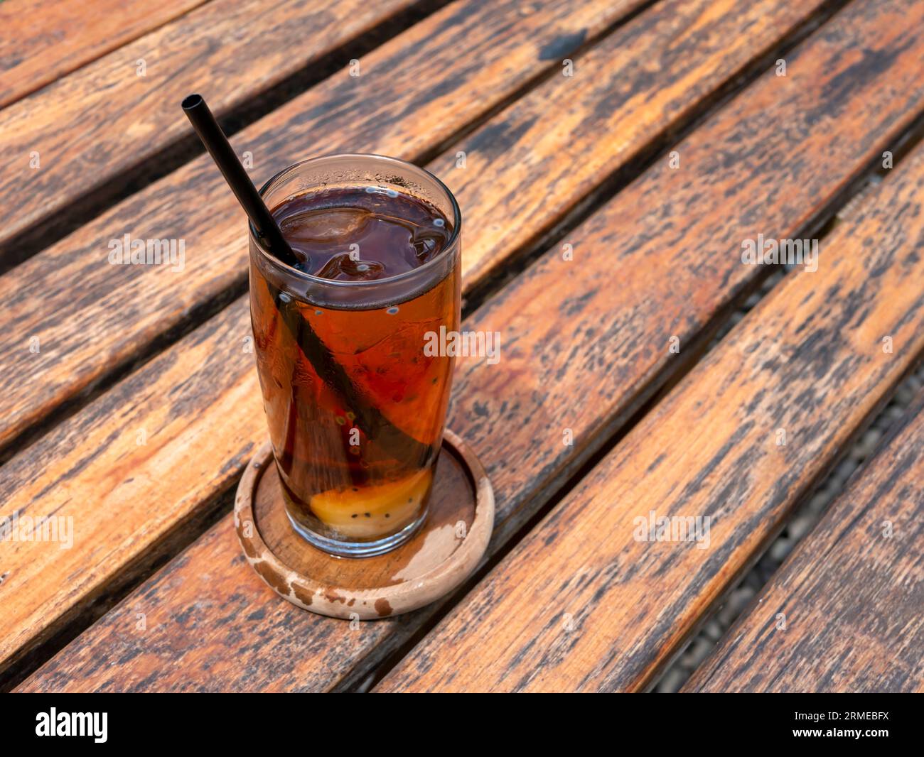 Chiudete un bicchiere di tè di lychee fresco su un vecchio tavolo di legno. Foto Stock