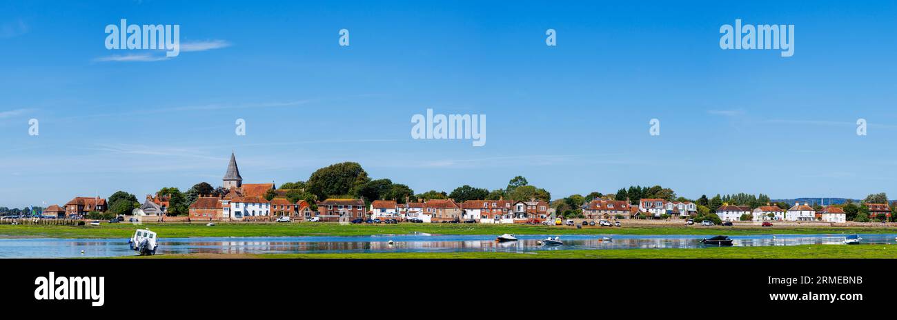 Vista panoramica sul lungomare di Bosham, uno storico villaggio costiero sulla costa meridionale del porto di Chichester, West Sussex, Inghilterra meridionale Foto Stock