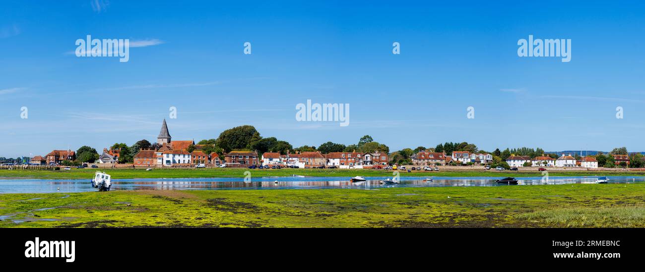 Vista panoramica sul lungomare di Bosham, uno storico villaggio costiero sulla costa meridionale del porto di Chichester, West Sussex, Inghilterra meridionale Foto Stock