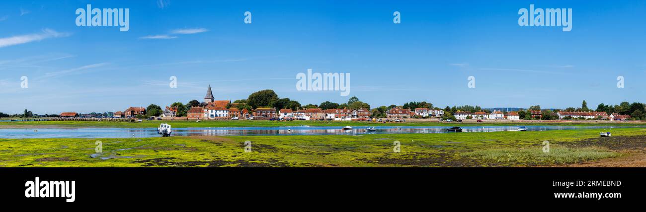 Vista panoramica sul lungomare di Bosham, uno storico villaggio costiero sulla costa meridionale del porto di Chichester, West Sussex, Inghilterra meridionale Foto Stock