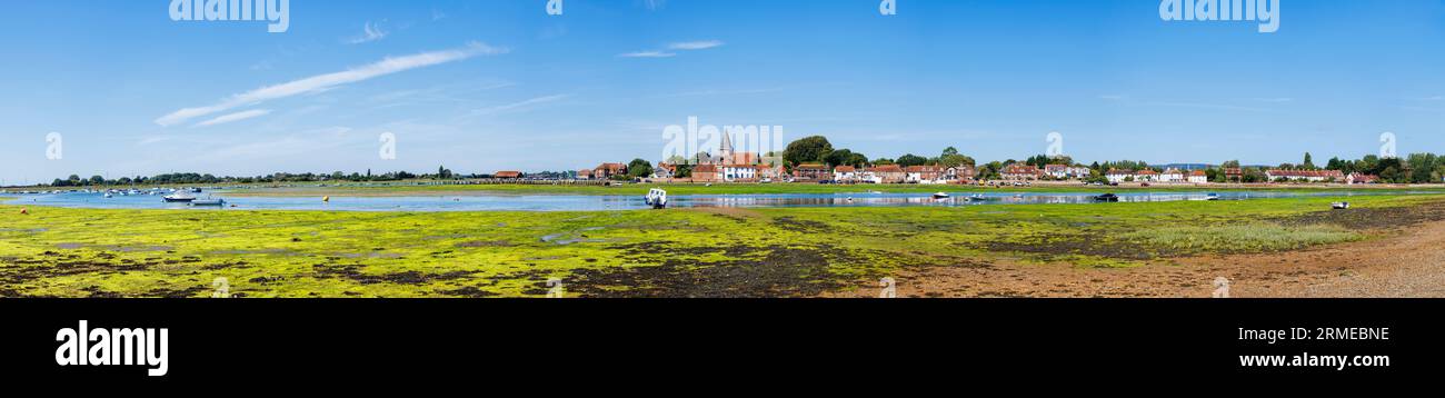 Vista panoramica sul lungomare di Bosham, uno storico villaggio costiero sulla costa meridionale del porto di Chichester, West Sussex, Inghilterra meridionale Foto Stock