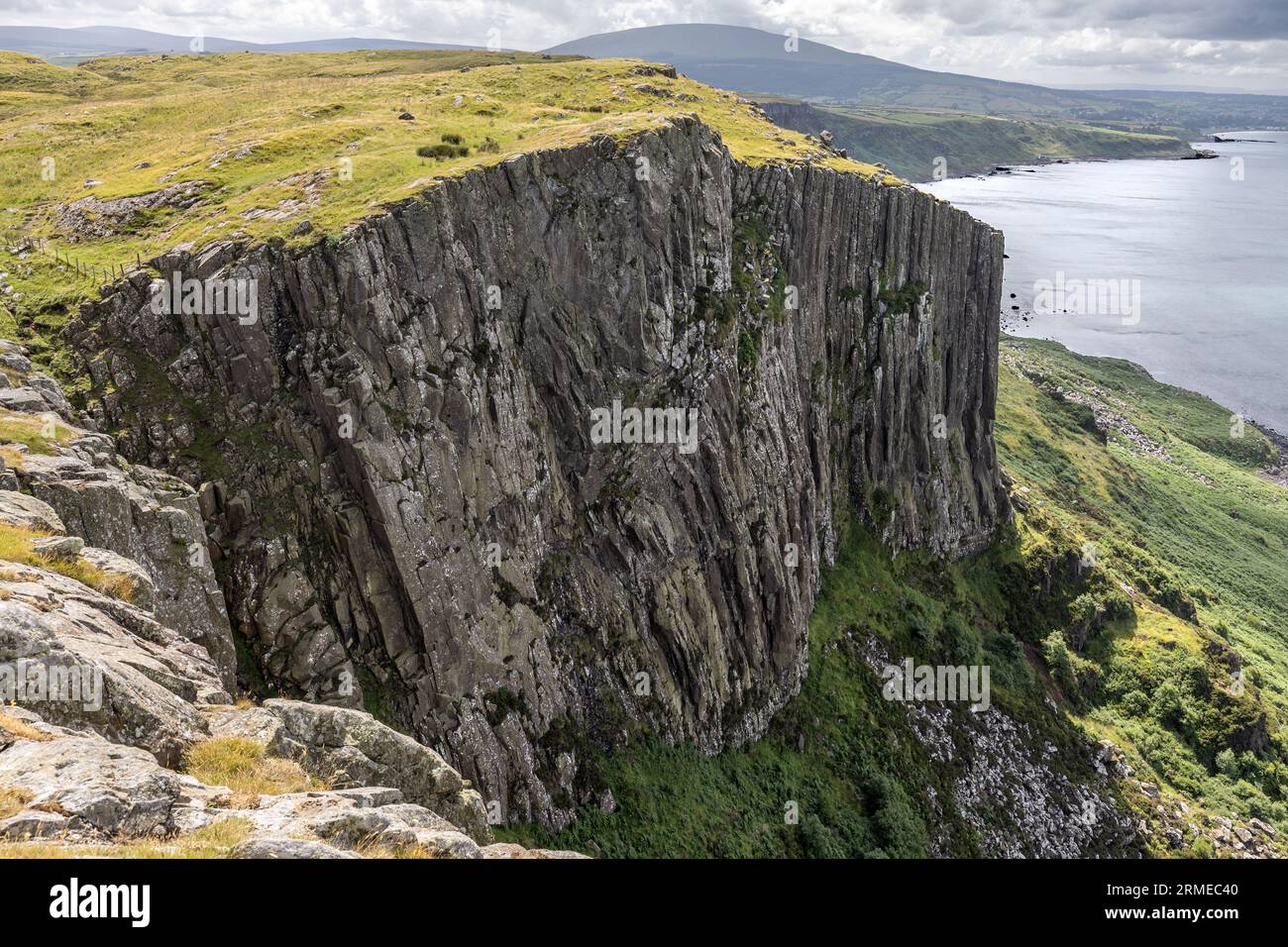 Fairhead Cliffs, Basalt Columns and Pasture, Irlanda del Nord, Regno Unito Foto Stock