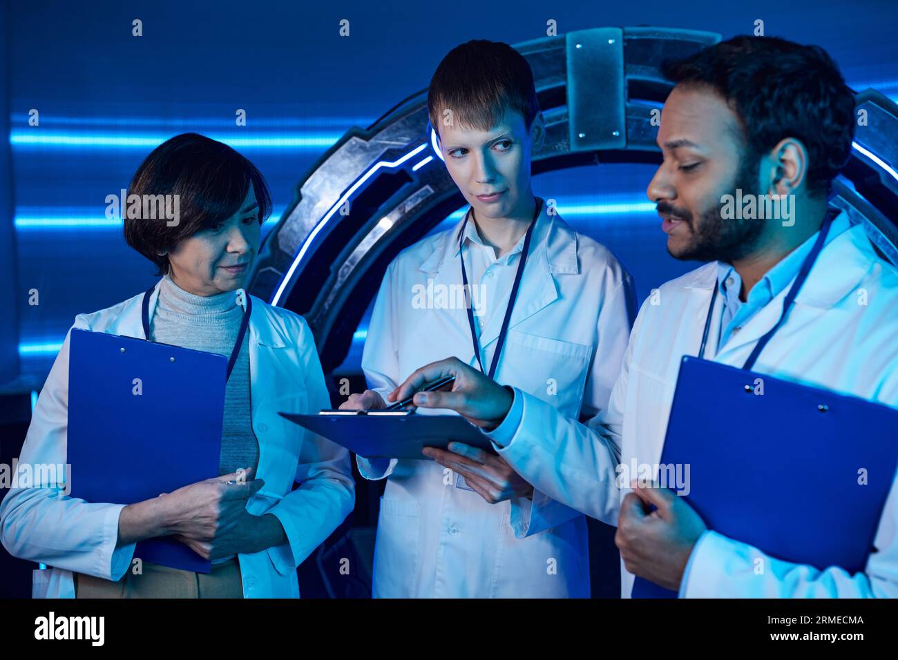 discussione di tre scienziati al centro del futuro Foto Stock