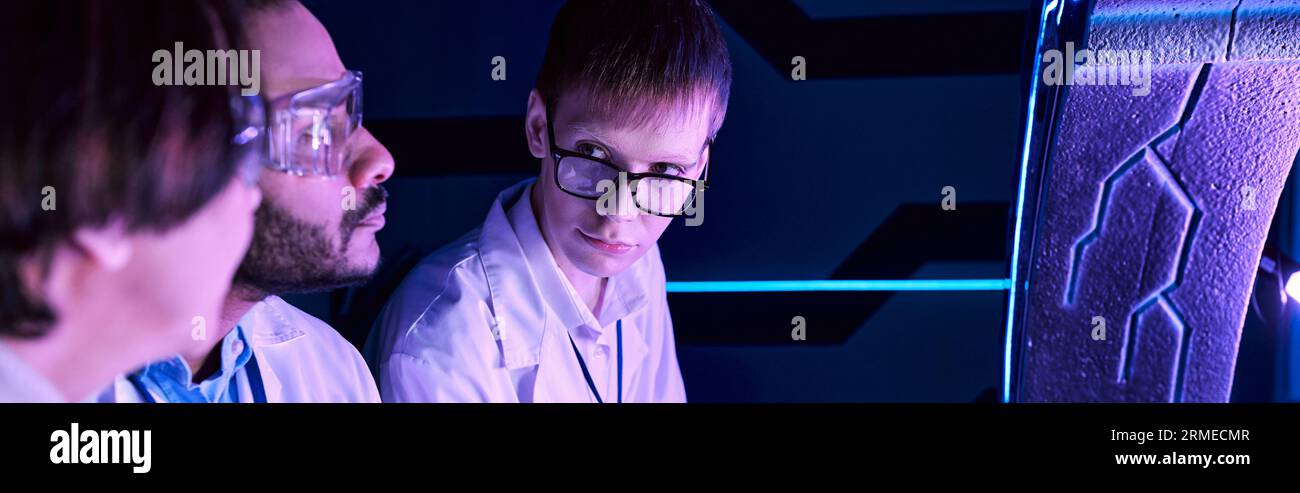 Banner, scambio futuristico: Tre scienziati e uno stagista osservano i colleghi Foto Stock