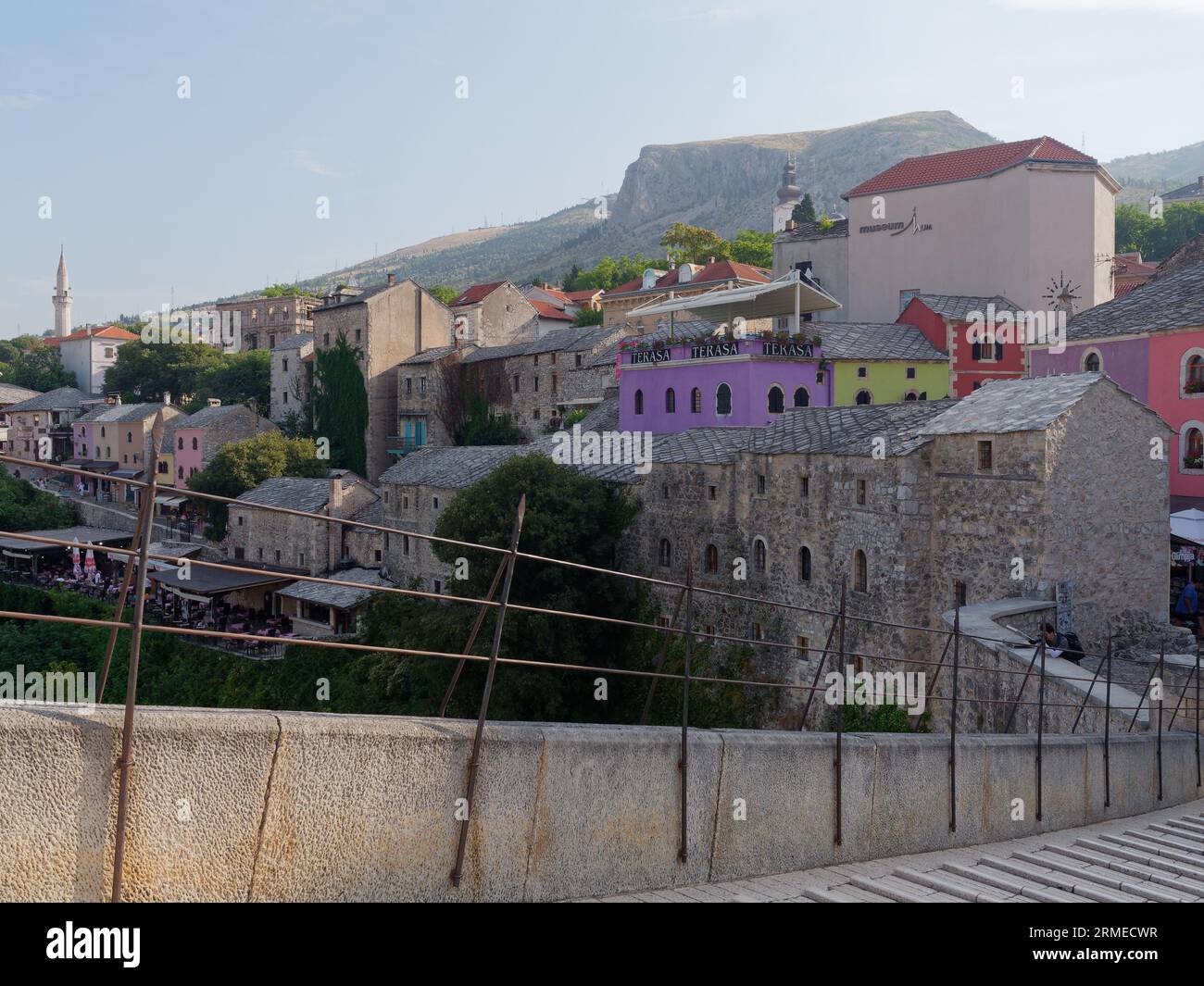 Stari Most (Ponte Vecchio) e la città vecchia di Mostar, sito patrimonio dell'umanità dell'UNESCO, con strade acciottolate e proprietà colorate. Bosnia ed Erzegovina, 28 agosto 2023. Foto Stock