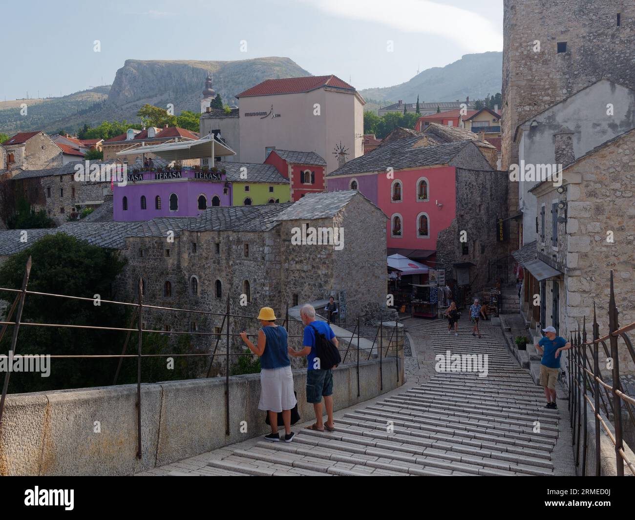 Stari Most (Ponte Vecchio) e la città vecchia di Mostar, sito patrimonio dell'umanità dell'UNESCO, con strade acciottolate e proprietà colorate. Bosnia ed Erzegovina, 28 agosto 2023. Foto Stock