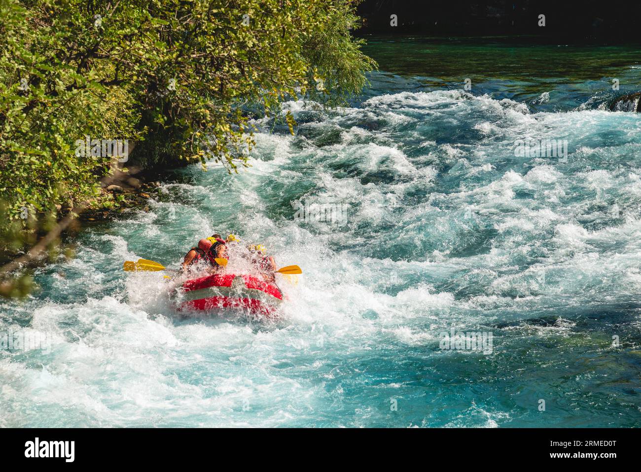 Rafting su una grande barca da rafting sul fiume nel canyon di Antalya Koprulu Foto Stock