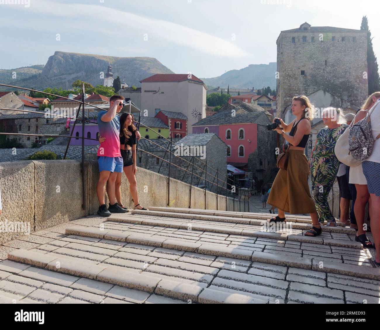 Turisti e fotografi a Stari Most (Ponte Vecchio) e nella città vecchia di Mostar, sito patrimonio dell'umanità dell'UNESCO. Bosnia ed Erzegovina, 28 agosto 2023. Foto Stock