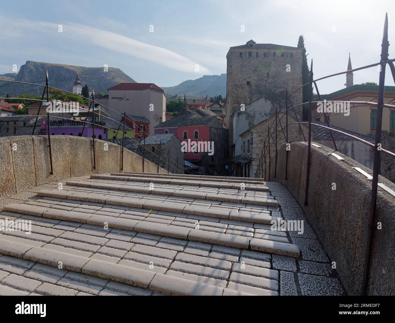 Stari Most (Ponte Vecchio) e numerosi ristoranti nel centro storico di Mostar, sito patrimonio dell'umanità dell'UNESCO. Bosnia ed Erzegovina, 28 agosto 2023. Foto Stock