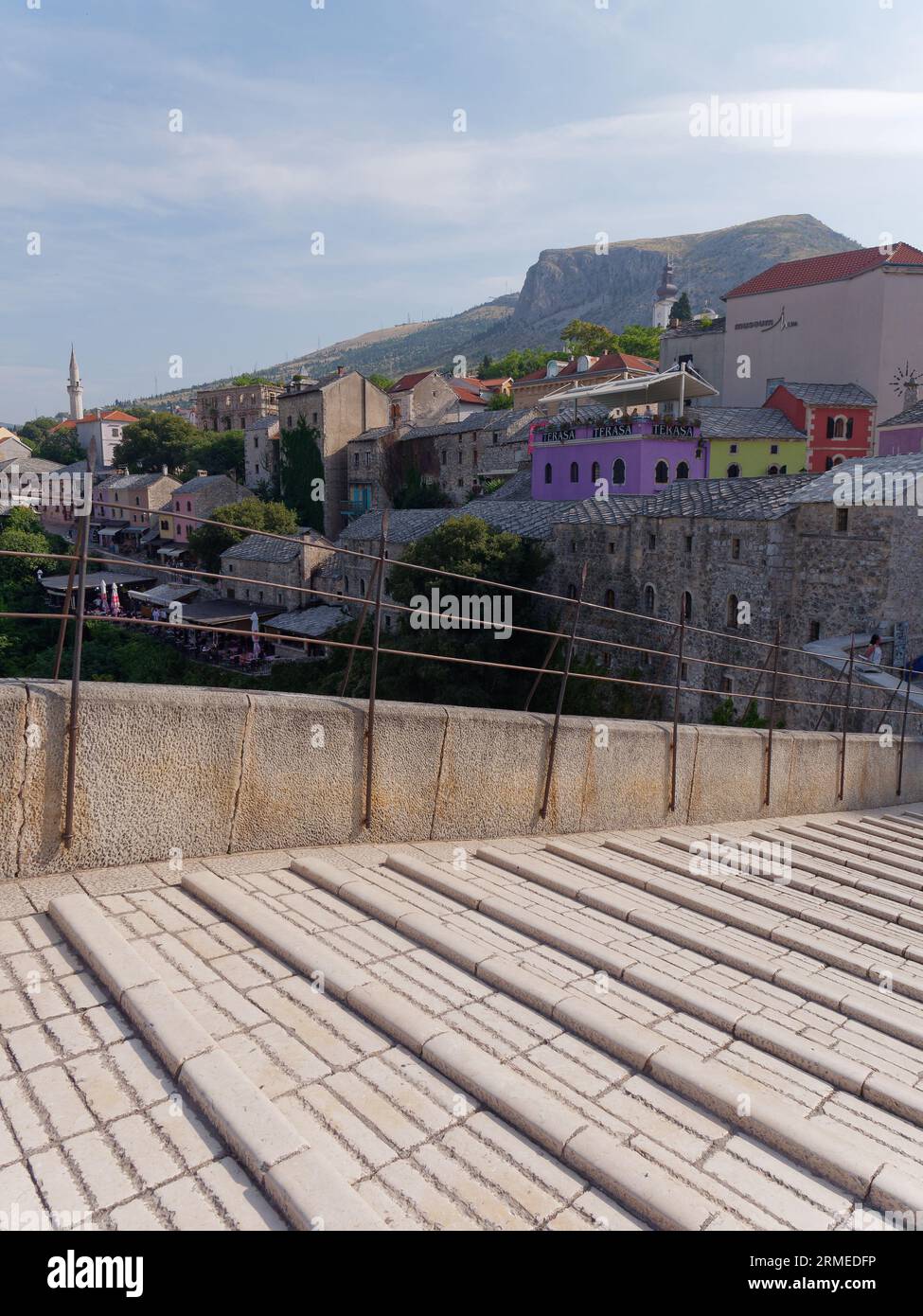 Stari Most (Ponte Vecchio) e ristoranti colorati nella città vecchia di Mostar, sito patrimonio dell'umanità dell'UNESCO. Bosnia ed Erzegovina, 28 agosto 2023. Foto Stock