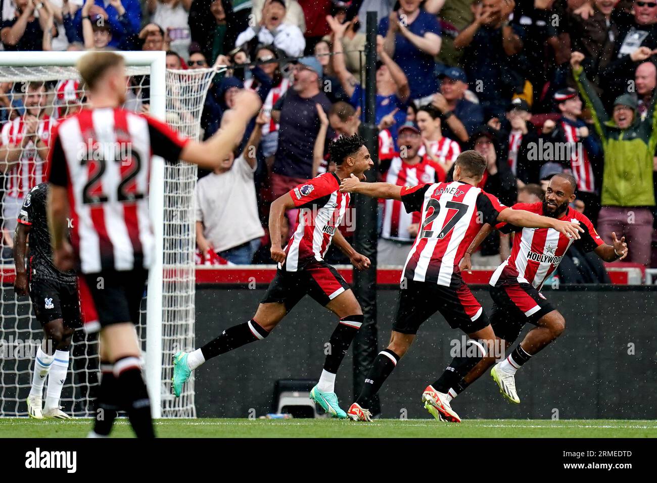 Kevin Schade di Brentford celebra il primo gol della squadra durante la partita di Premier League al Gtech Community Stadium di Londra. Data foto: Sabato 26 agosto 2023. Foto Stock