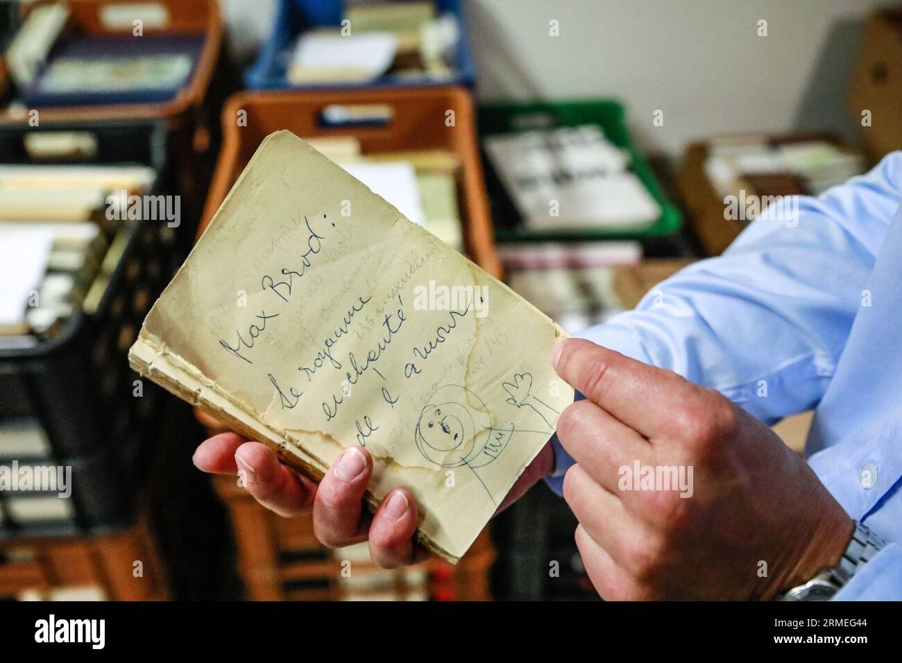 Brno, Repubblica Ceca. 28 agosto 2023. Quasi una tonnellata di libri della biblioteca personale dello scrittore Milan Kundera sono stati portati alla Biblioteca Morava (MZK) dall'appartamento di Kundera a Parigi durante il fine settimana. In questa foto scattata il 28 agosto 2023, è un libro di saggi in lingua francese di Max Brod, in cui Kundera scrisse una serie di note. Crediti: Monika Hlavacova/CTK Photo/Alamy Live News Foto Stock