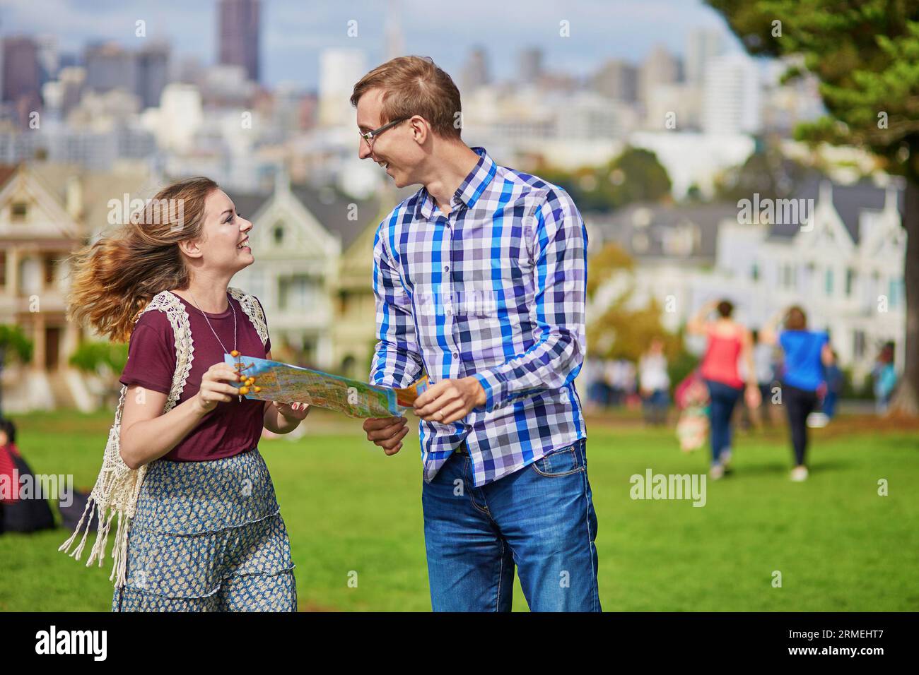 Coppia romantica di turisti che usano la mappa di San Francisco, California, USA Foto Stock