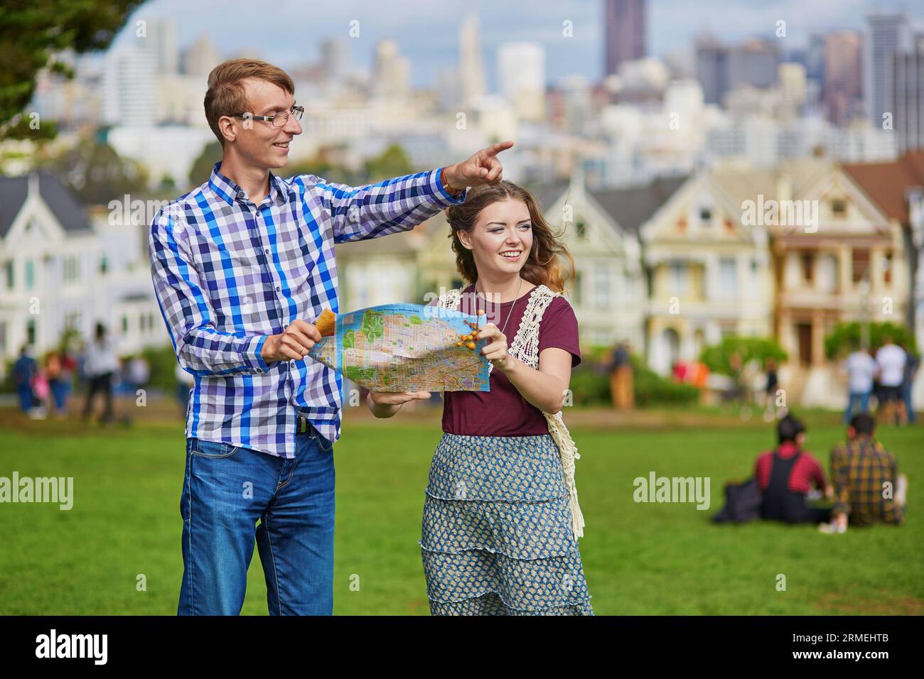 Coppia romantica di turisti che usano la mappa e pianificano il loro itinerario a San Francisco, California, USA Foto Stock