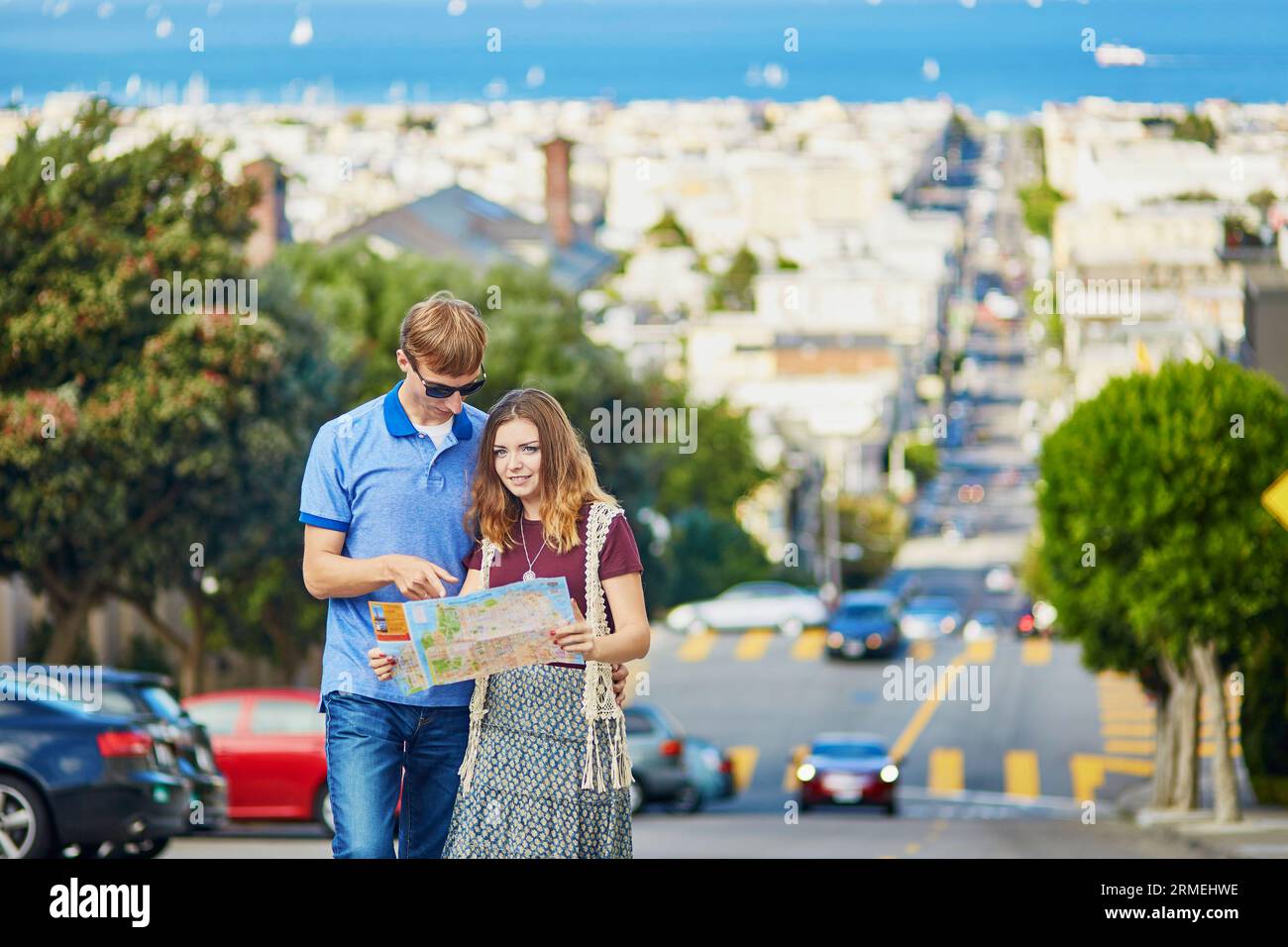 Coppia romantica di turisti che usano la mappa e pianificano il loro itinerario a San Francisco, California, USA Foto Stock