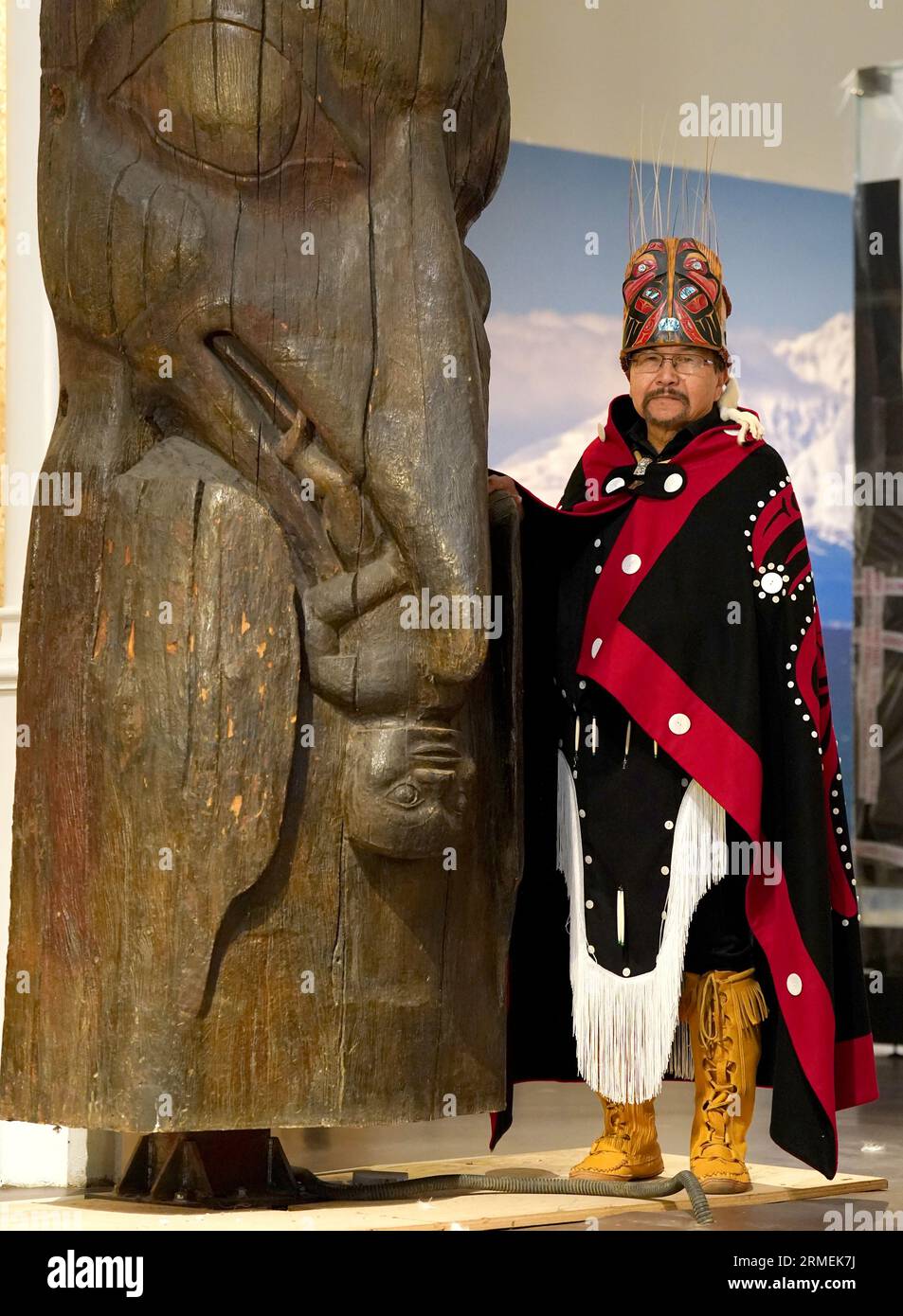 Earl Stephen's (che ha il nome culturale Nisgaa'a Chief Ni'is Joohl) parte della delegazione della nazione Nisga'a accanto al palo commemorativo alto 11 metri durante una visita al National Museum of Scotland di Edimburgo, prima del ritorno di un palo commemorativo alto 11 metri in quella che oggi è la Columbia Britannica. Il governo Nisgaa'a Lisims (NLG) e i Musei nazionali della Scozia (NMS) hanno annunciato il mese scorso che il polo commemorativo della Casa di Ni'isjoohl tornerà a casa nella valle di Nass questo settembre. Data immagine: Lunedì 28 agosto 2023. Foto Stock