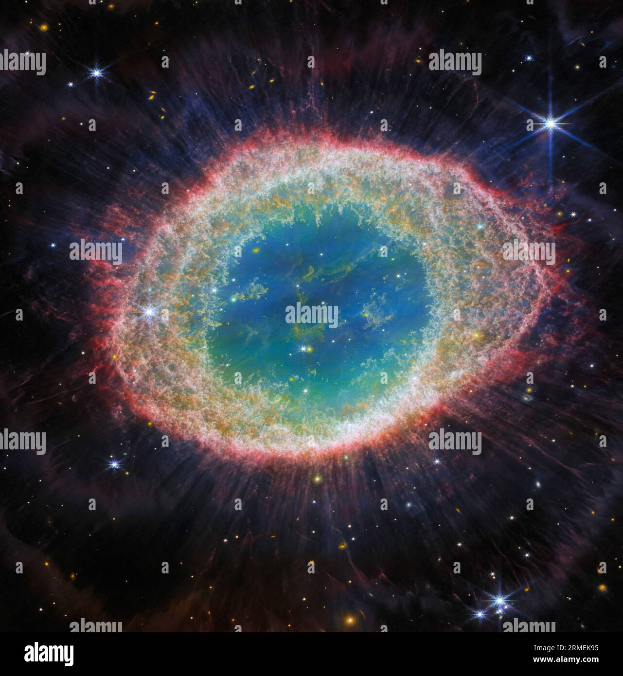 Il NASA/ESA/CSA James Webb Space Telescope ha osservato la nota nebulosa ad anello con dettagli senza precedenti. Formata da una stella che getta via i suoi strati esterni quando finisce il carburante, la nebulosa dell'anello è una nebulosa planetaria archetipica. Conosciuto anche come M57 e NGC 6720, è entrambi relativamente vicino alla Terra a circa 2.500 anni luce di distanza. Questa nuova immagine offre una risoluzione spaziale e una sensibilità spettrale senza precedenti. Ad esempio, i dettagli complessi della struttura del filamento dell'anello interno sono particolarmente visibili in questo set di dati. Ci sono circa 20.000 globuli densi nella nebulosa, che a Foto Stock