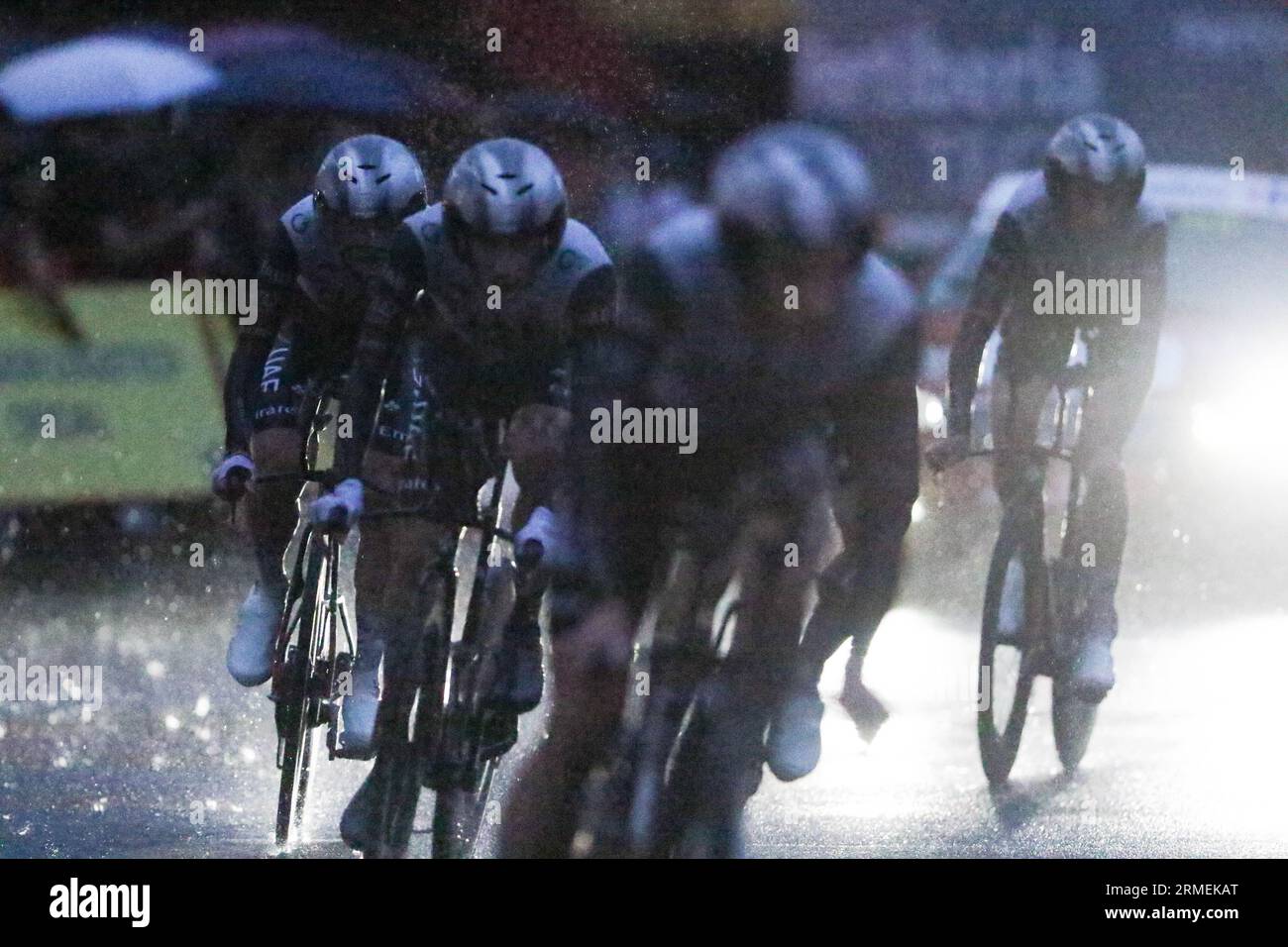 UAE Team Emirates Time Trial nella Barcellona buia e bagnata: Perché l'UCI ha permesso questo tempo di andare avanti? Foto Stock