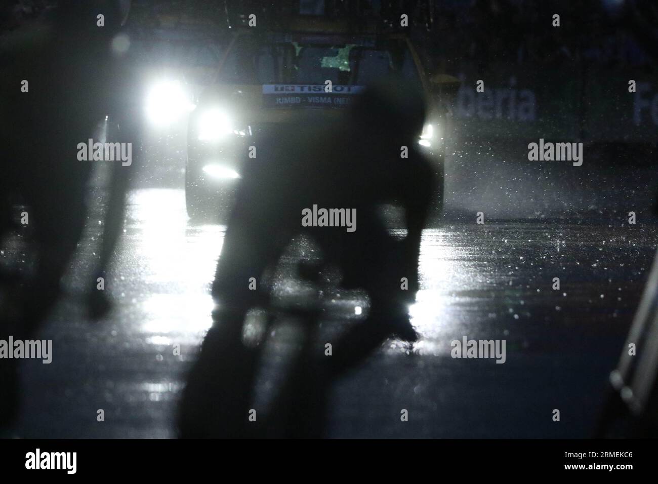 E' almeno un ciclismo su strada? Jumbo Visma prova a navigare per le strade buie e umide di Barcellona Foto Stock