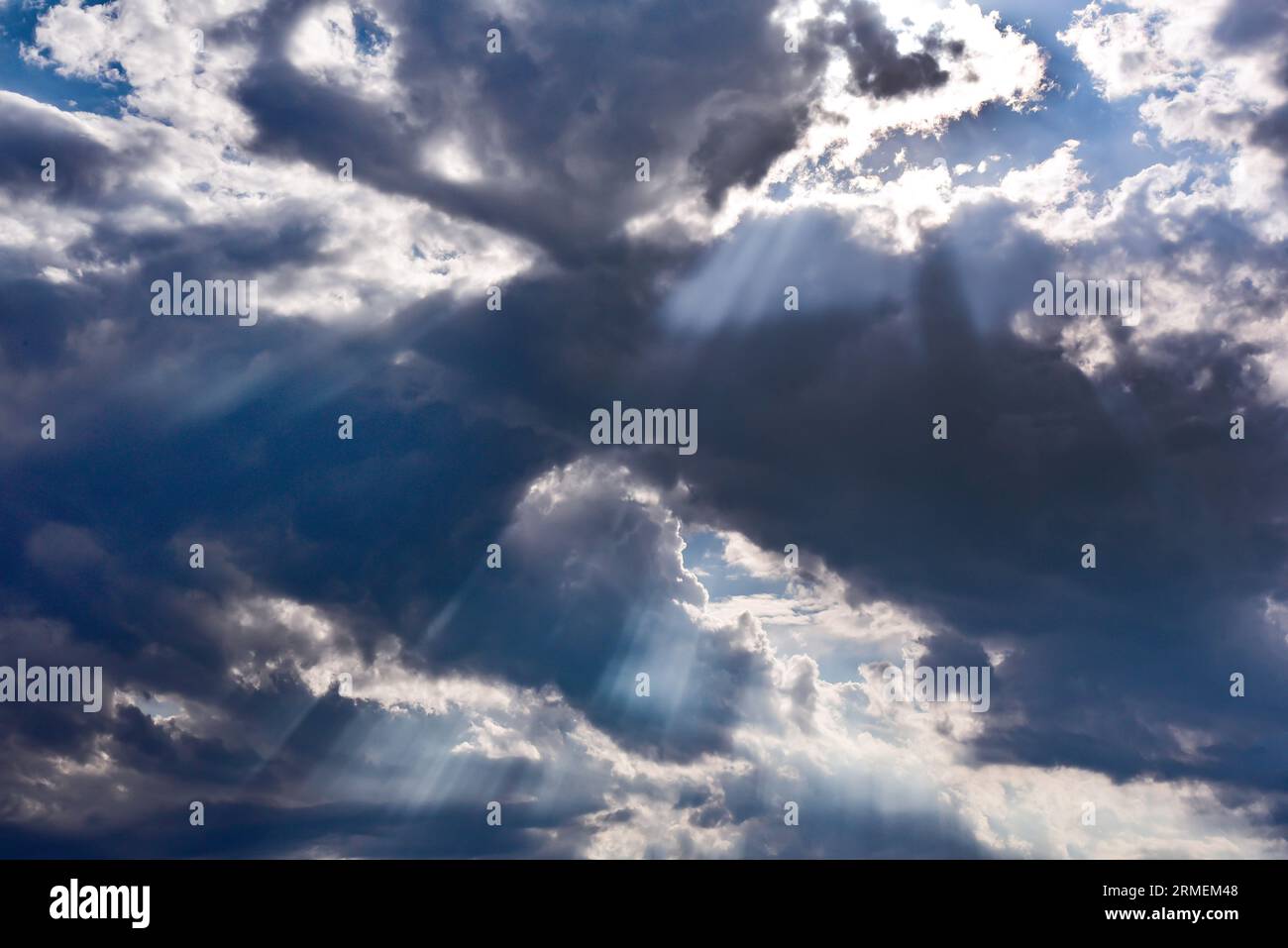 Foto retroilluminata di un cielo nuvoloso estivo che annuncia il cambiamento del tempo, Allgäu, Baviera, Germania, Europa Foto Stock