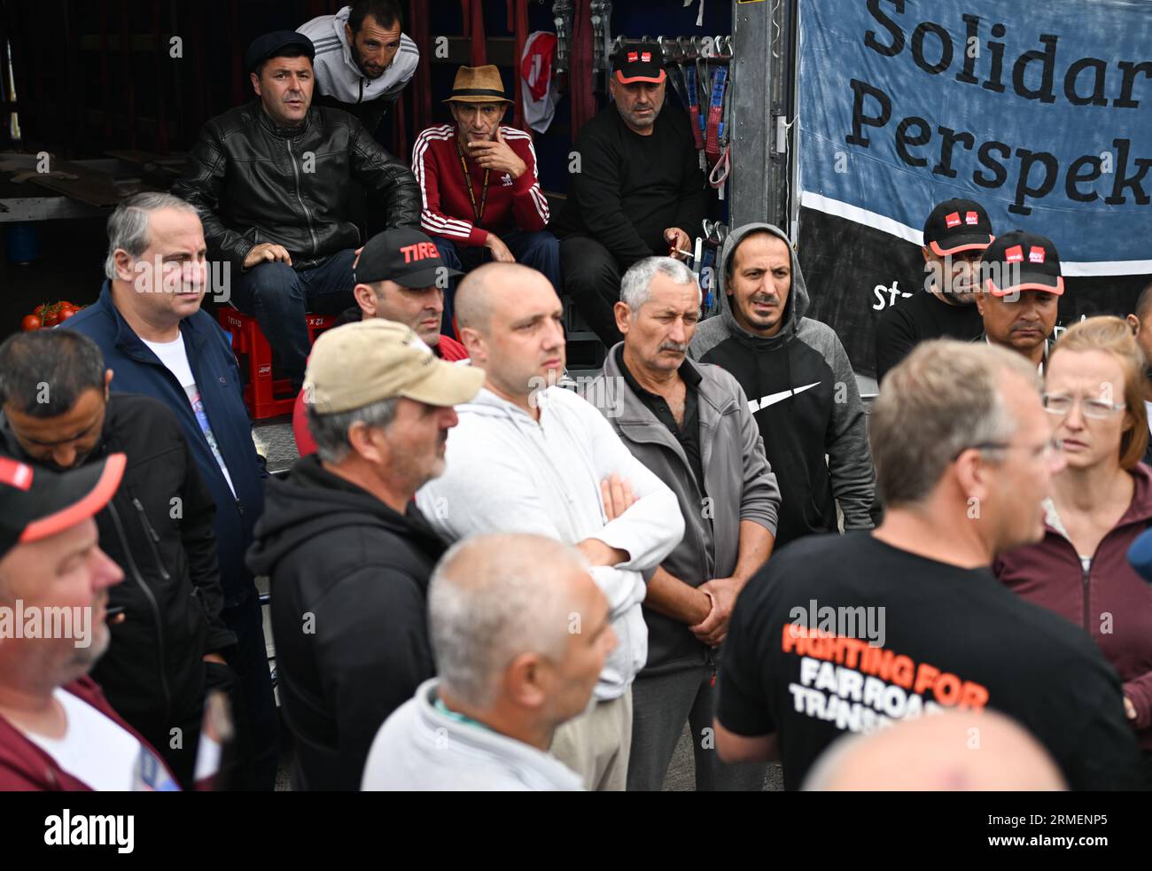 28 agosto 2023, Assia, Gräfenhausen: Il sindacalista olandese Edwin Atema (r), nominato dai camionisti dell'Europa orientale per guidare i negoziati, parla durante una conferenza stampa alla presenza degli uomini. I conducenti di un'azienda di trasporti polacca proveniente dall'Uzbekistan, dalla Georgia e da altri paesi dell'Europa orientale e dell'Asia centrale scioperano nell'area di servizio dell'Assia meridionale da quasi sei settimane. Gli uomini chiedono salari eccezionali. (Al dpa "parlamentare europeo per i conducenti in sciopero: Sono necessari più controlli") foto: Arne Dedert/dpa Foto Stock