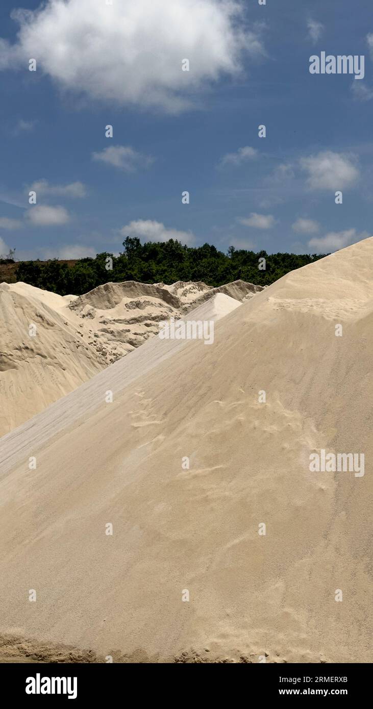 Dune di sabbia. Pulire la sabbia setacciata da pietre e altri oggetti presenti nella fabbrica di sabbia Foto Stock