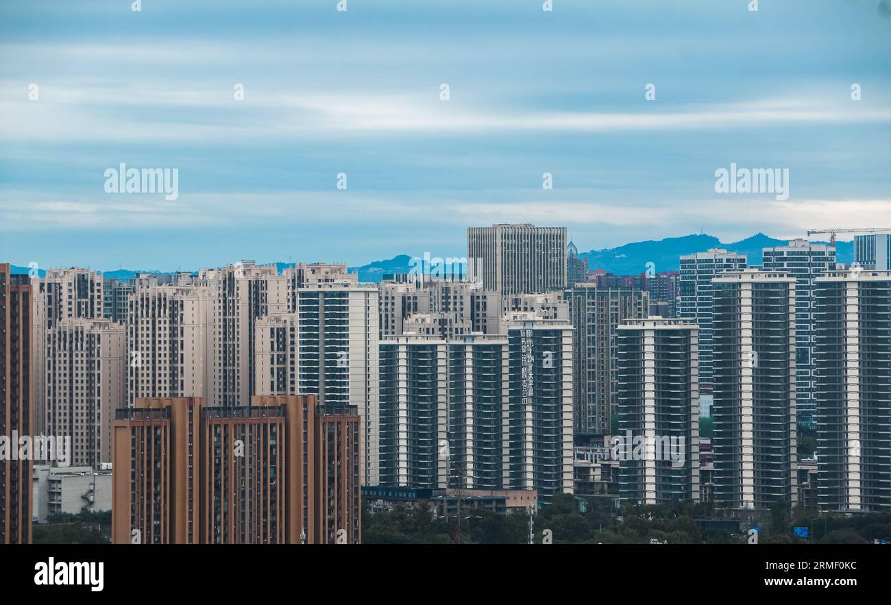 Chengdu, Cina - 28 agosto 2023: Il mercato immobiliare cinese è illustrato da blocchi e blocchi di edifici residenziali nuovi e vecchi Foto Stock
