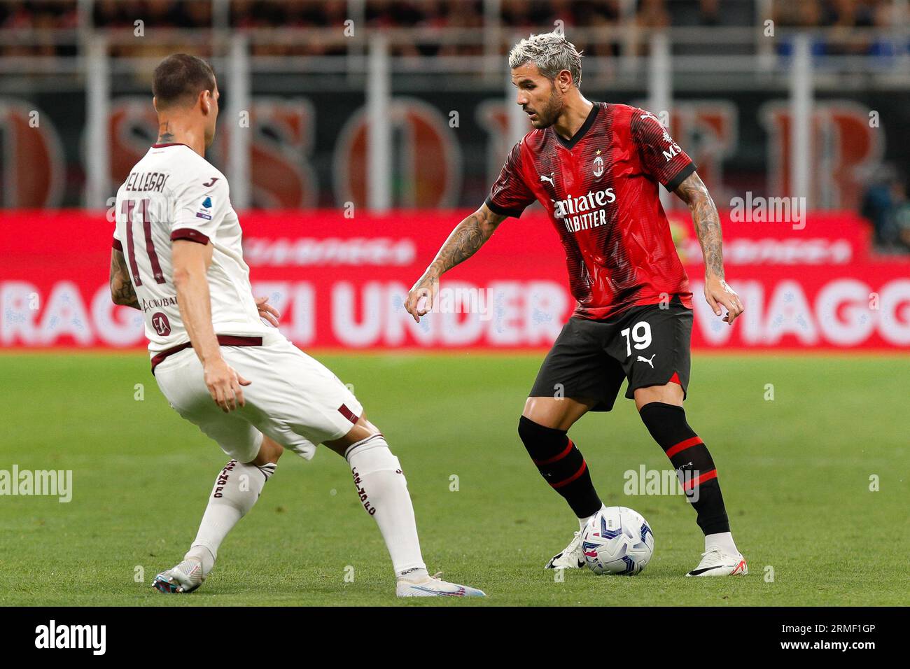 Italia. 26 agosto 2023. Italia, Milano, agosto 26 2023: Theo Hernandez (difensore AC Milan) dribbling in prima parte nel primo tempo durante la partita di calcio AC Milan vs Torino FC, giorno 2 serie A 2023-2024 Stadio San Siro (foto di Fabrizio Andrea Bertani/Pacific Press/Sipa USA) crediti: SIPA USA/Alamy Live News Foto Stock