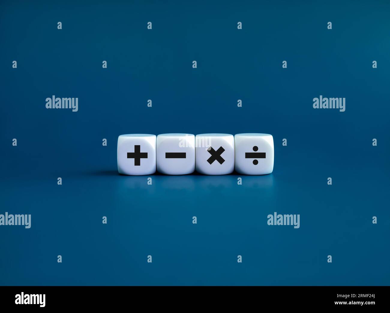 Inoltre, segni meno, moltiplicazione e divisione su blocchi di dadi bianchi isolati su sfondo blu, stile minimalista. Finanziario, matematico e calcul Foto Stock