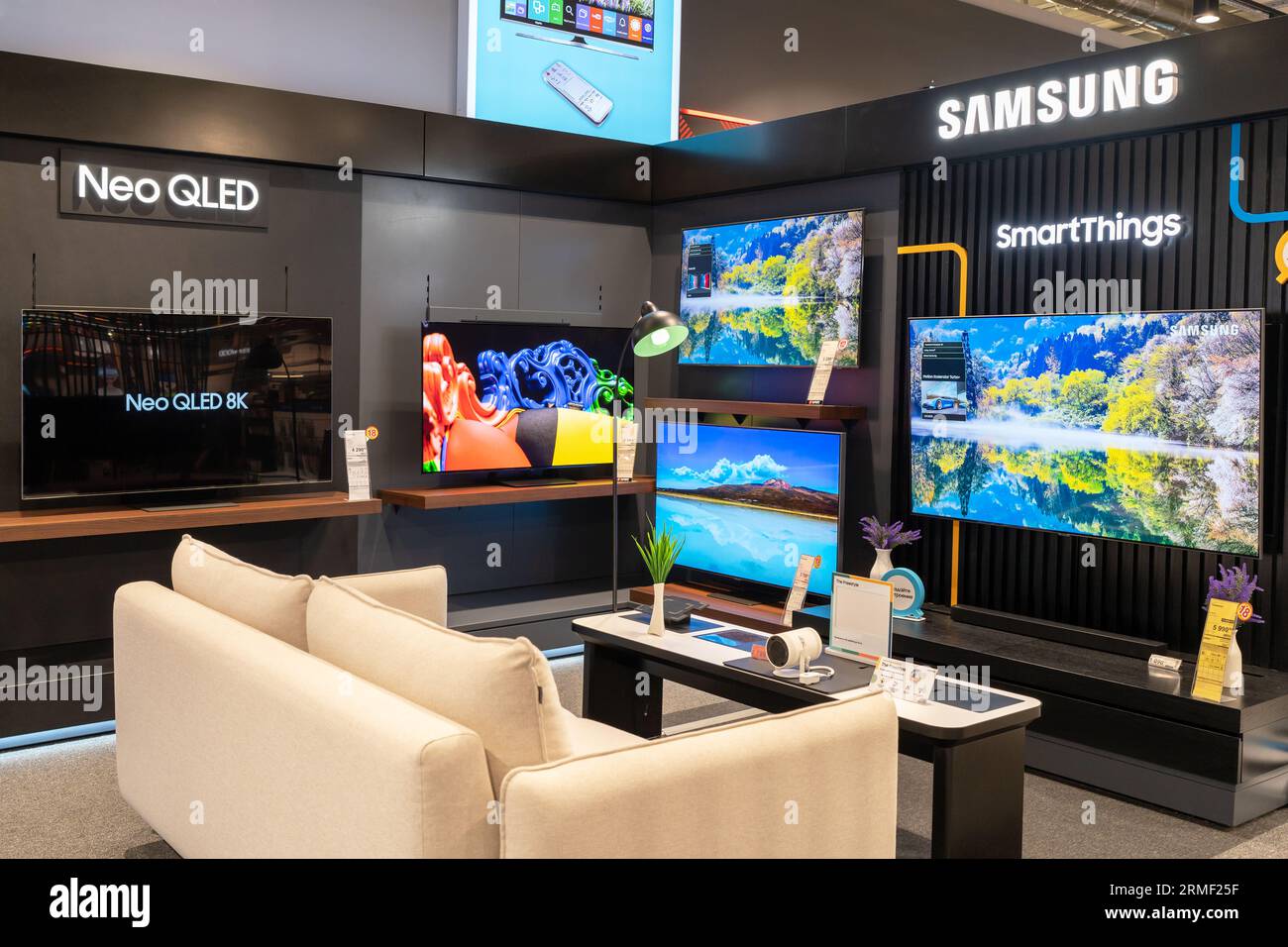 Logo Samsung e TV all'interno del negozio di elettronica. Minsk, Bielorussia, 2023 Foto Stock