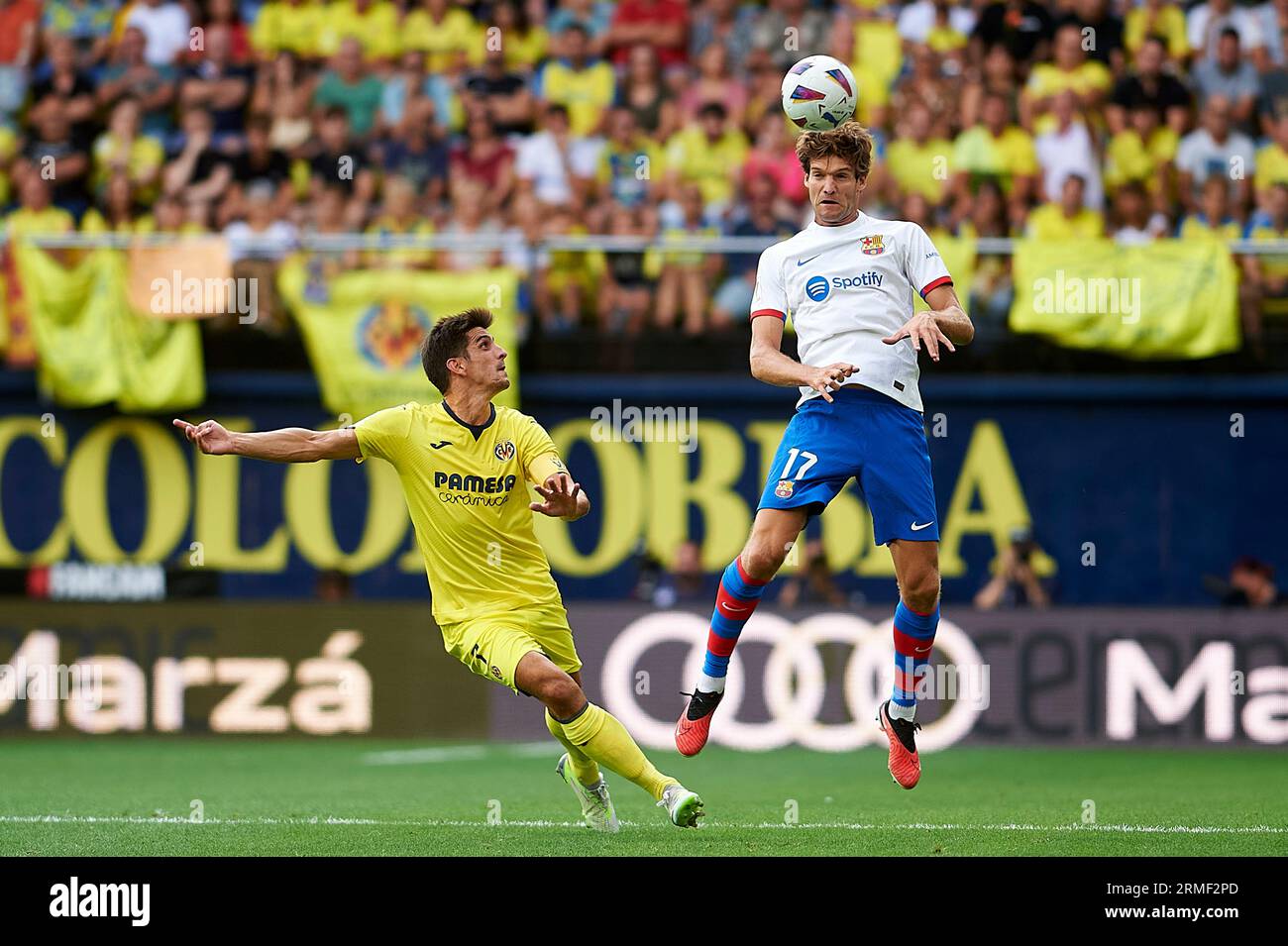 Gerard Moreno del Villarreal CF, Marcos Alonso del Barcellona CF in azione durante la Liga EA Sport Regular Season Round 3 tra il Villareal CF e il FC Barcelona allo Stadio ceramica. Villareal CF 3 : 4 FC Barcelona. (Foto di Germán Vidal / SOPA Images/Sipa USA) Foto Stock