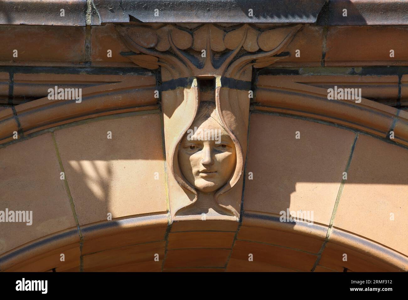 Primo piano della facciata del grande Ippodromo di Yarmouth che mostra una chiave di volta ad arco a forma di testa art nouveau incorniciata da foglie. Foto Stock