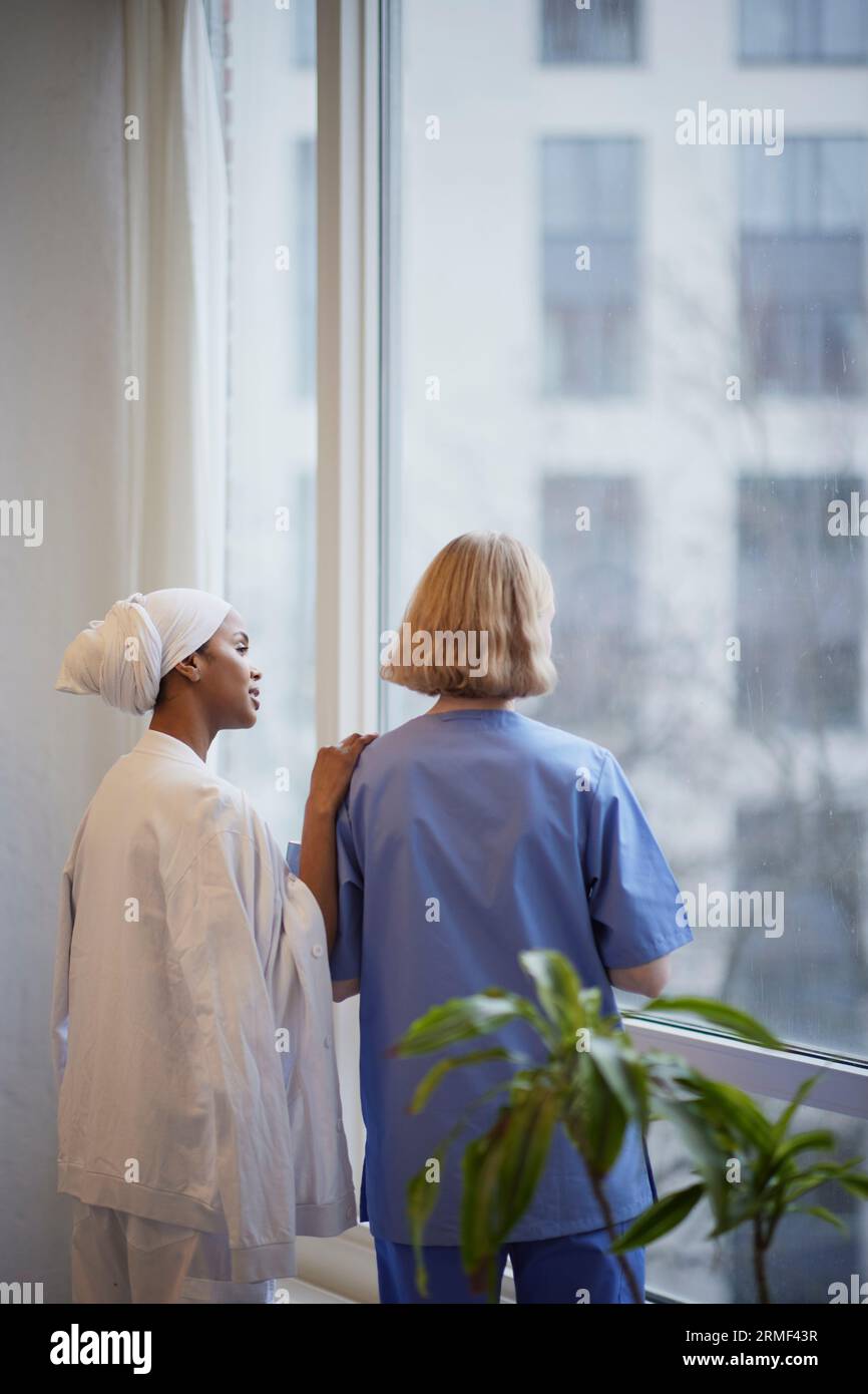 Medici donne in piedi e parlando nel corridoio dell'ospedale Foto Stock