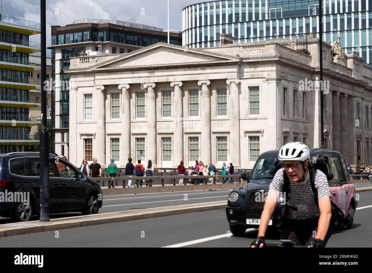 Ciclista, bicicletta, vista dall'esterno dell'edificio Fishmongers Hall e London Bridge sul Tamigi a Londra, Inghilterra, KATHY DEWITT Foto Stock