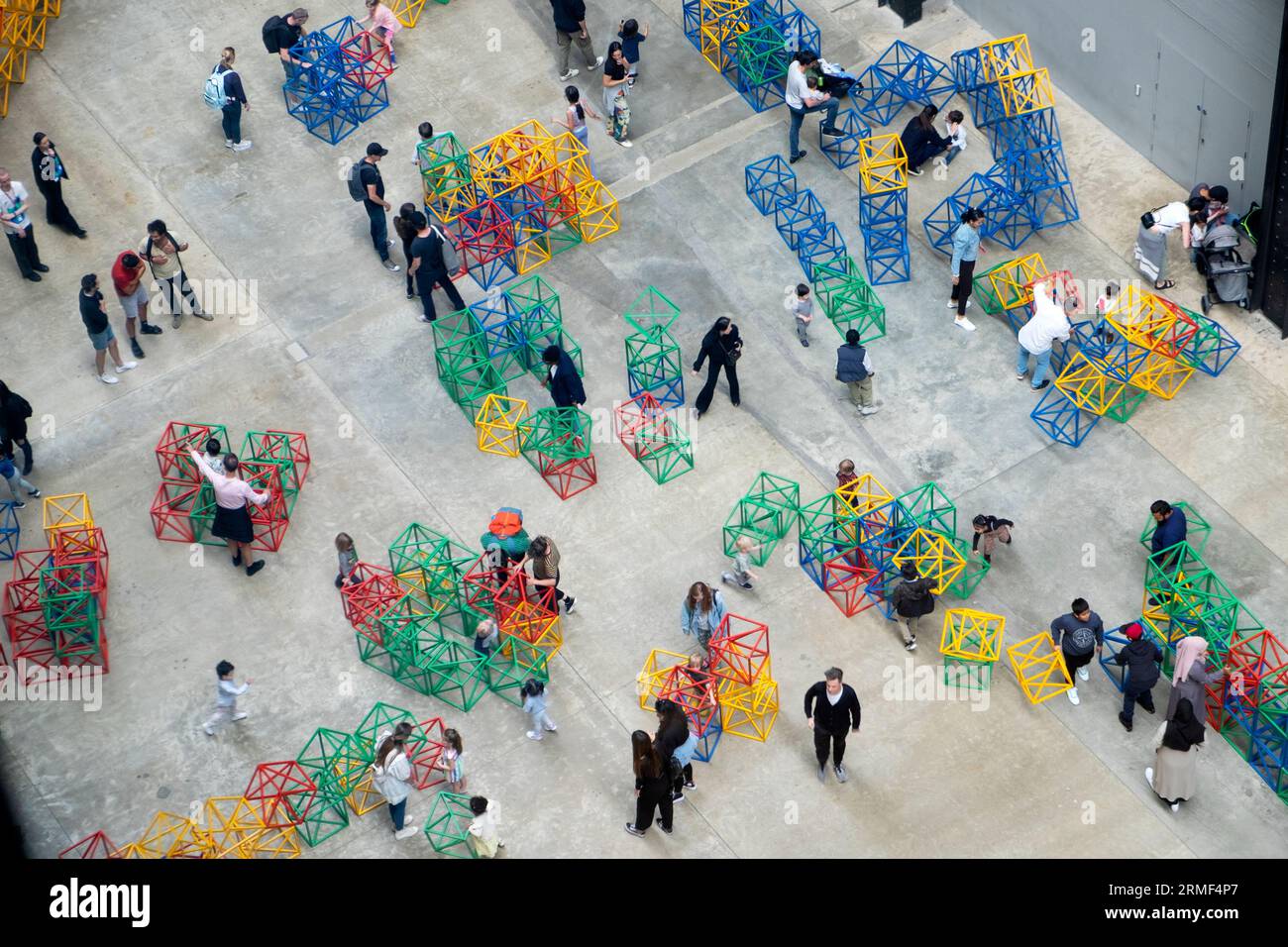 Ammira dall'alto l'installazione d'arte Families Children presso la Tate Modern Art Gallery turbine Hall a Londra, Inghilterra, 2023 KATHY DEWITT Foto Stock