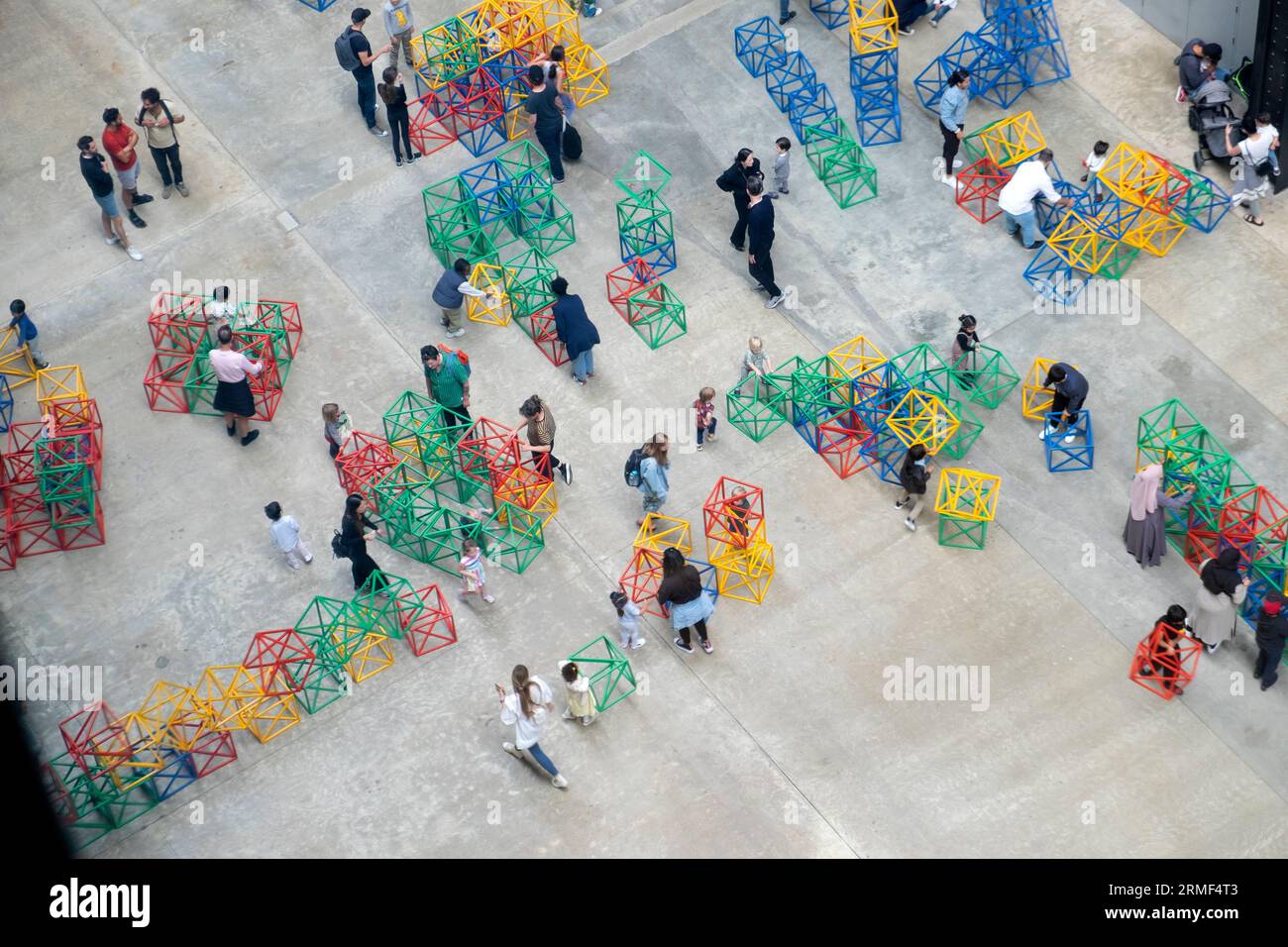 Ammira dall'alto l'installazione d'arte Families Children presso la Tate Modern Art Gallery turbine Hall a Londra, Inghilterra, 2023 KATHY DEWITT Foto Stock