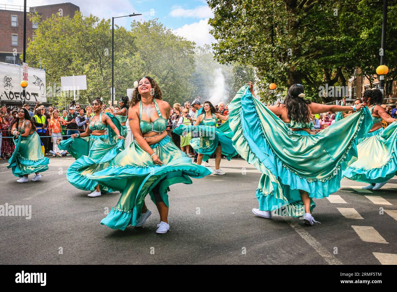 Londra, Regno Unito. 28 agosto 2023. La banda di massa Voice of Mauritius. I partecipanti alla principale sfilata di carnevale si divertiranno il lunedì di carnevale. Si prevede che fino a due milioni di persone celebrino il carnevale di questo fine settimana festivo partecipando o guardando lungo il percorso del carnevale, presso impianti sonori, bancarelle e locali. Crediti: Imageplotter/Alamy Live News Foto Stock