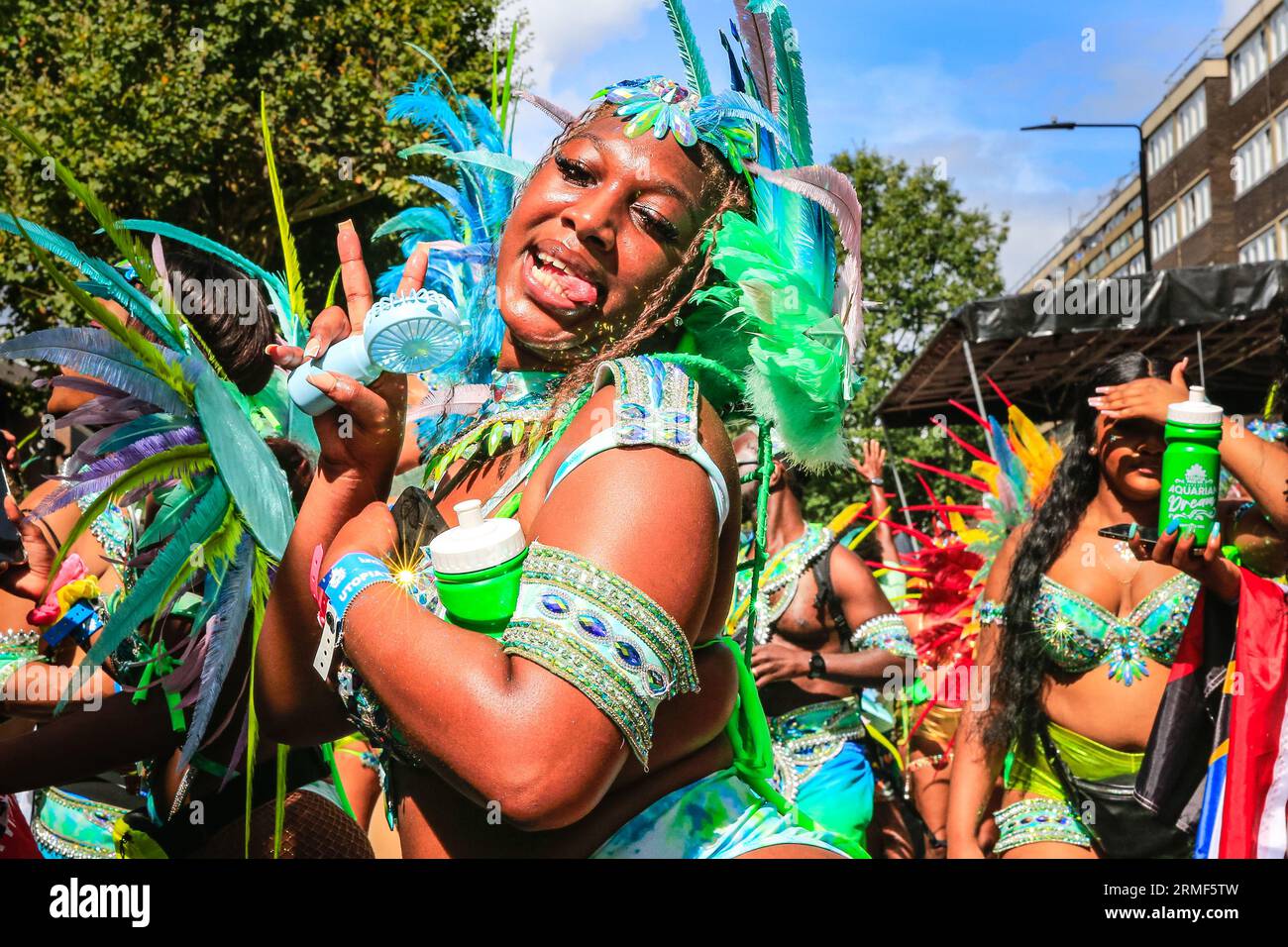 Londra, Regno Unito. 28 agosto 2023. I partecipanti alla principale sfilata di carnevale si divertiranno il lunedì di carnevale. Si prevede che fino a due milioni di persone celebrino il carnevale di questo fine settimana festivo partecipando o guardando lungo il percorso del carnevale, presso impianti sonori, bancarelle e locali. Crediti: Imageplotter/Alamy Live News Foto Stock