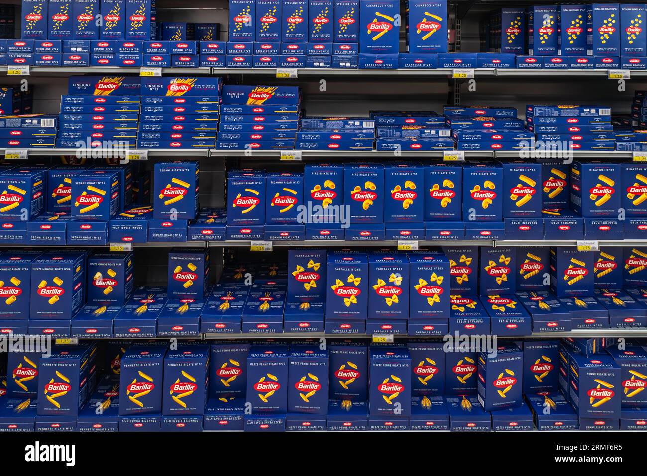Italia - 14 agosto 2023: Barilla Pasta di varie tipologie e dimensioni in confezione blu esposta sugli scaffali in vendita nel supermercato italiano, Barilla è un Foto Stock