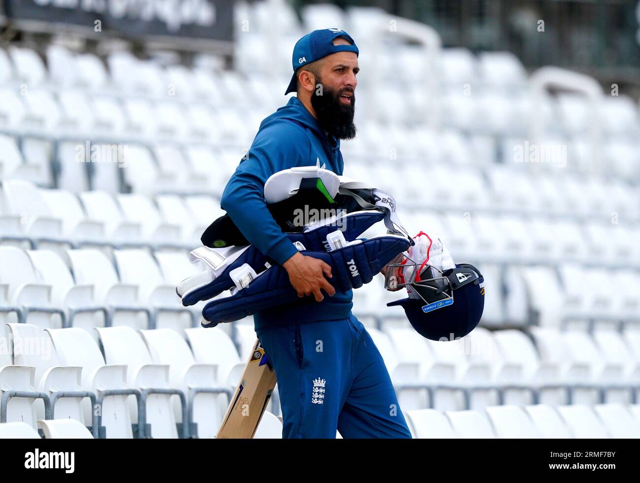 L'inglese Moeen Ali durante una sessione di reti al Seat Unique Riverside, County Durham. Data immagine: Lunedì 28 agosto 2023. Foto Stock