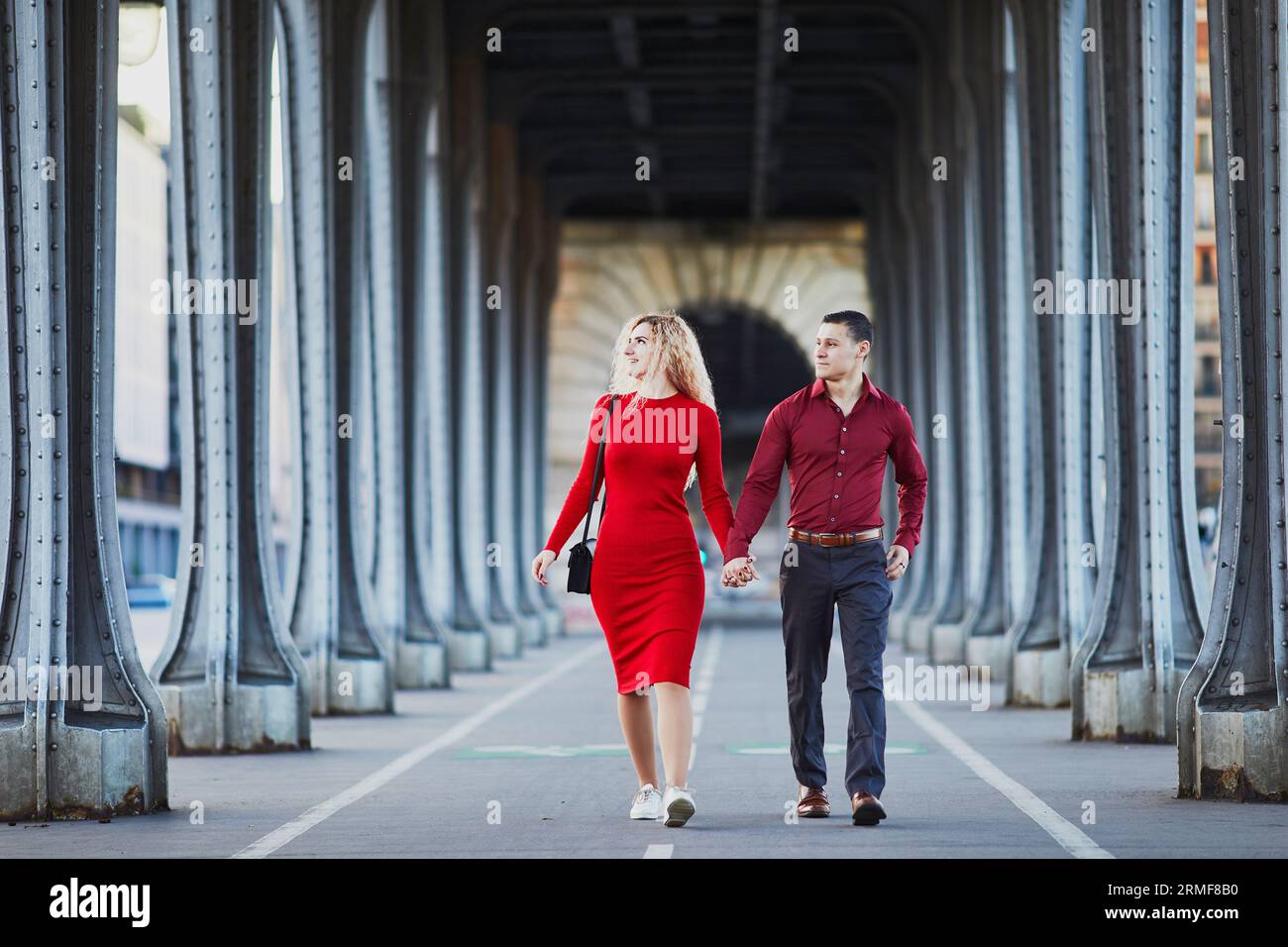Coppia romantica innamorata che cammina sul ponte Bir-Hakeim a Parigi, in Francia Foto Stock