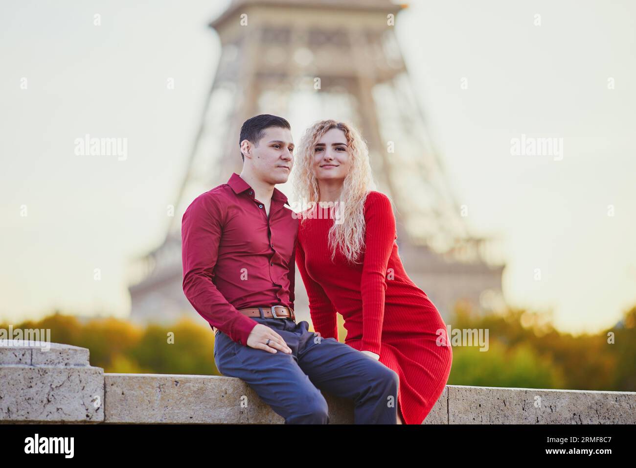 Coppia romantica innamorata vicino alla Torre Eiffel a Parigi, in Francia Foto Stock