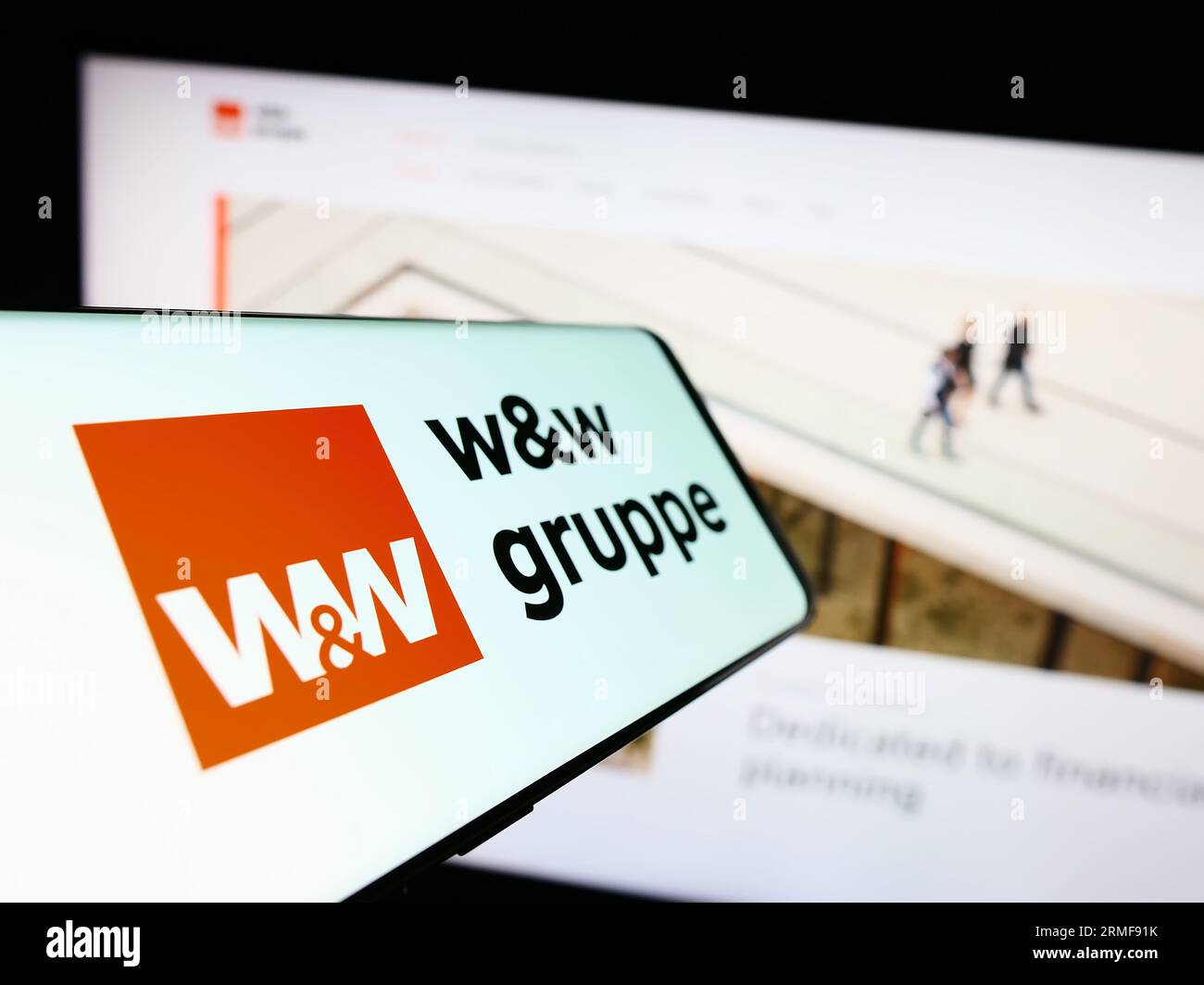 Cellulare con logo della società tedesca Wüstenrot Württembergische AG (WW) sullo schermo davanti al sito Web. Concentrarsi sul centro del display del telefono. Foto Stock