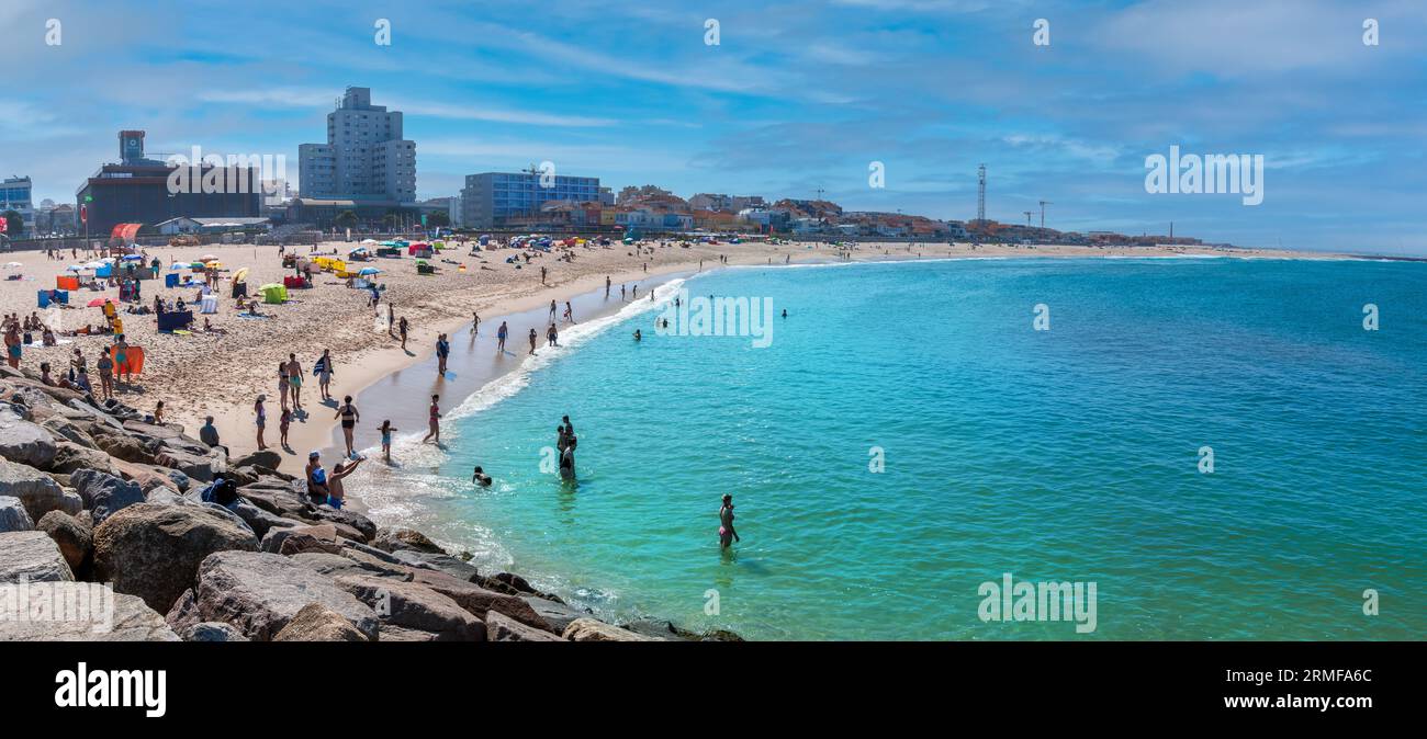 Espinho, Porto, Portogallo - 25 giugno 2023: Panorama dell'Oceano Atlantico e spiaggia di Vigiada con i turisti che si godono le vacanze estive in una giornata di sole Foto Stock