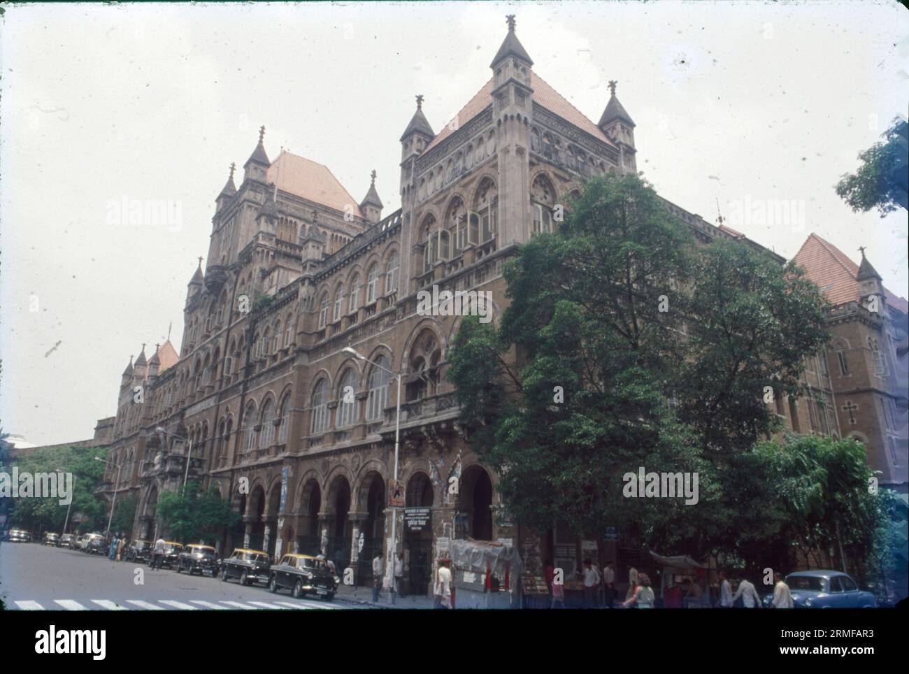 L'Elphinstone College è uno dei collegi costituenti della Dr. Homi Bhabha State University, un'università statale a grappolo. Fondato nel 1823, è uno dei più antichi college di Mumbai. Ha svolto un ruolo importante nella definizione e nello sviluppo del paesaggio educativo della città. Foto Stock