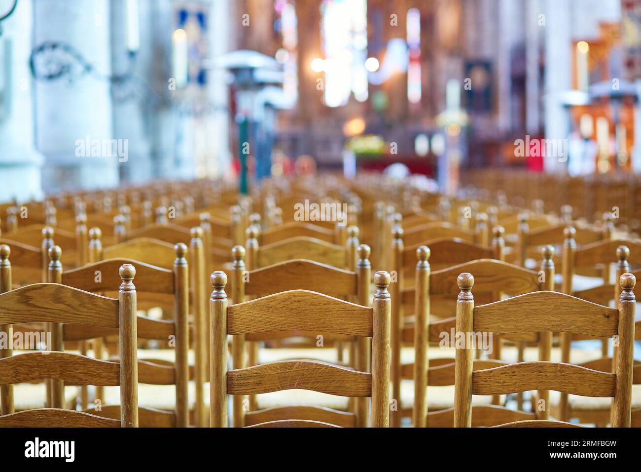 Molte sedie di legno in una chiesa Foto Stock