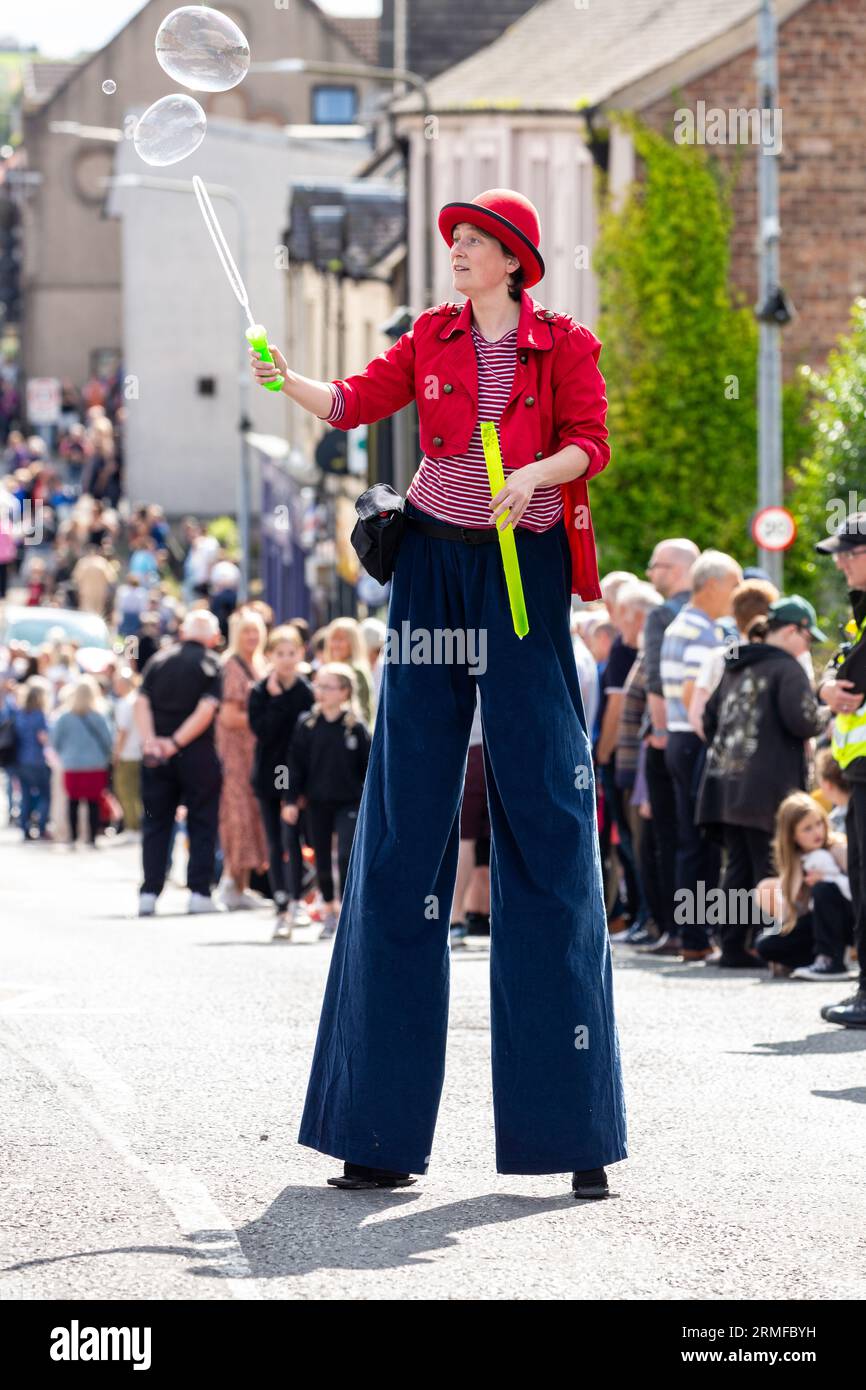 Un camminatore su palafitte crea grandi bolle per i visitatori degli Scottish Coal Carating Championships, Kelty, Fife Foto Stock