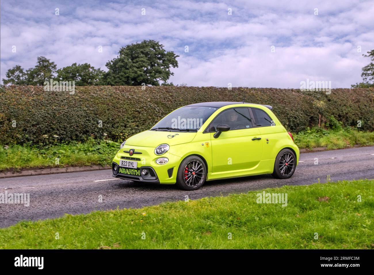 2021 Yellow Abarth 595 competizione T-Jet 180 Green Car Hatchback benzina 1368 cc, 4 cilindri in linea Turbo T-Jet da 1.4L; in viaggio su strade rurali a Congleton, Regno Unito Foto Stock